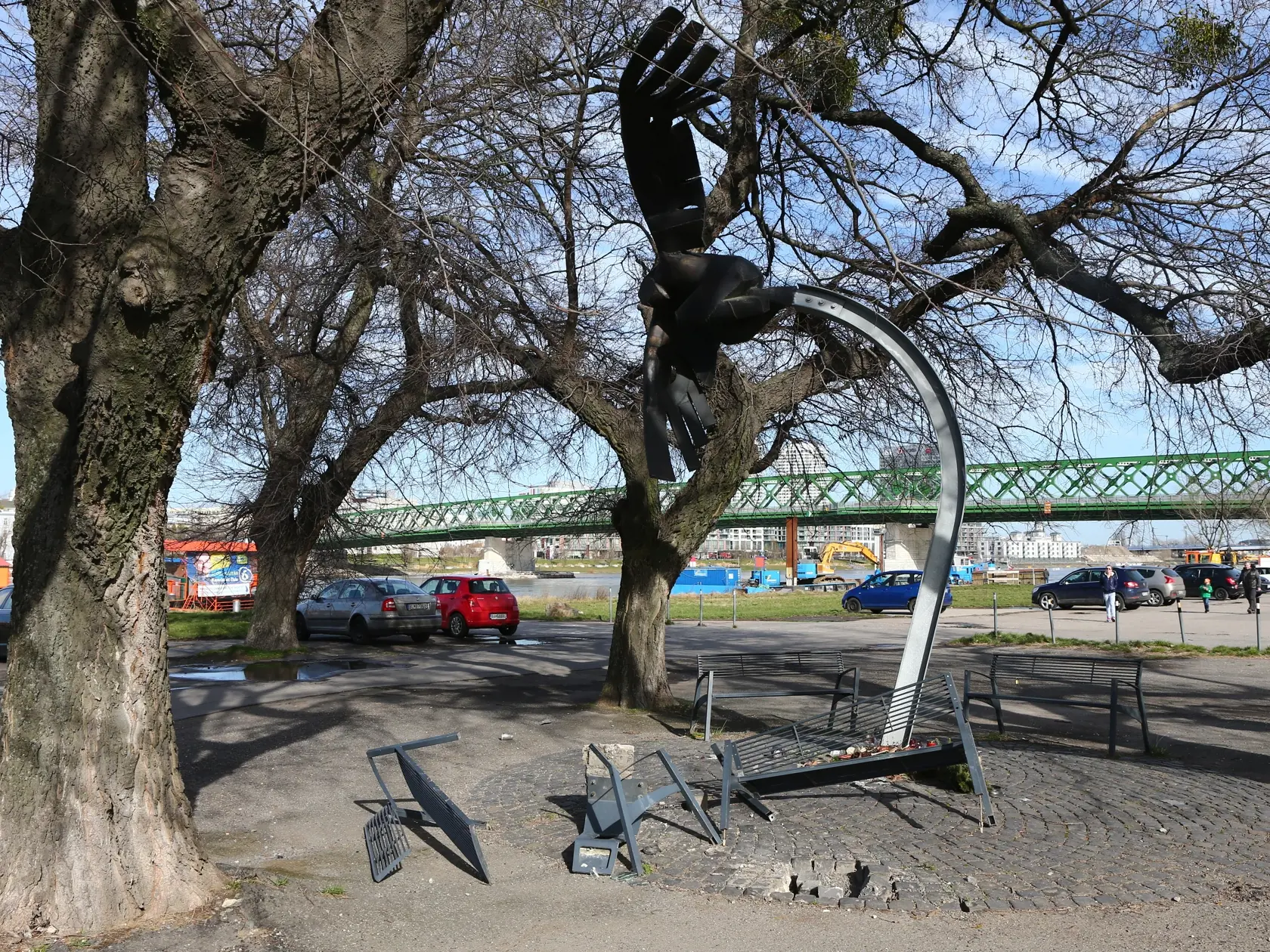 Na snimke je zdevastovany pamatnik Daniela Tupeho na Tyrsovom nabrezi.