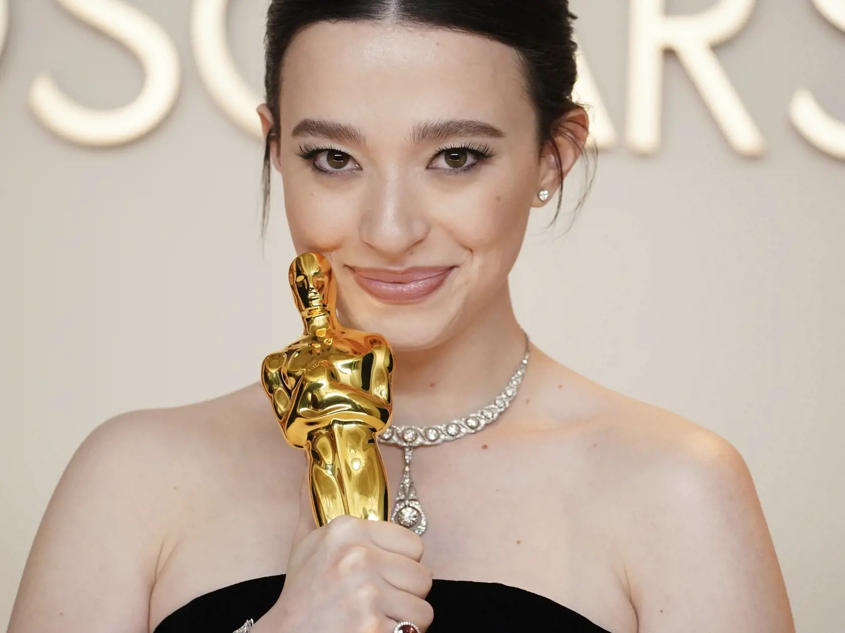 KK8 Los Angeles - Americká herečka Mikey Madisonová pózuje s cenou v kategórii najlepšia herečka v hlavnej úlohe za svoj výkon v snímke Anora na 97. ročníku odovzdávania Oscarov 2. marca 2025 v Los Angeles. FOTO TASR/AP
Mikey Madison, winner of the award for best performance by an actress in a leading role for "Anora," poses in the press room at the Oscars on Sunday, March 2, 2025, at the Dolby Theatre in Los Angeles. (Photo by Jordan Strauss/Invision/AP)