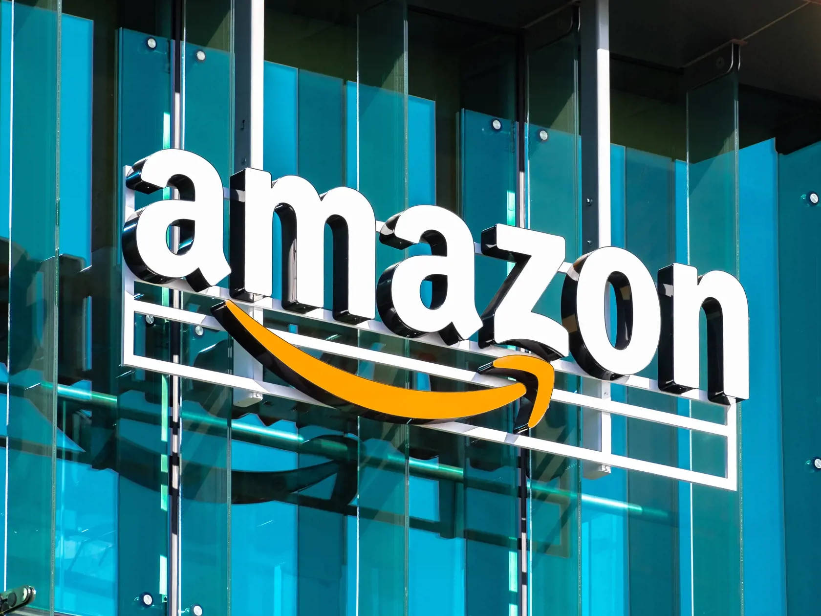 Zatiaľ, čo si prácu z domu začali chváliť aj zamestnávatelia, nakoľko ušetrili tisíce eur za prenájom priestorov sa gigantická spoločnosť Amazon rozhodla pre opak. Najväčší internetový predajca na svete v súčasnosti prepúšťa niekoľko vedúcich pracovníkov a nariadil svojim zamestnancom, aby sa od januára budúceho roka vrátili naplno do kancelárií. Amazon sa tak lúči s home office, na ktorý mali tamojší pracovníci nárok od pandémie koronavírusu.