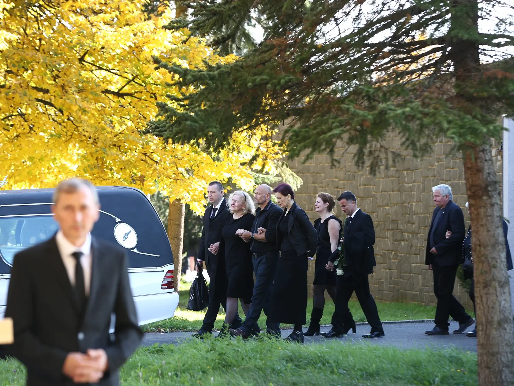 Posledná rozlúčka s nadanou študentkou Broňou. V sobotu (8.10.) sa rozlúčili rodiny Mareka a Brone so svojími milovanými deťmi, vnúčatami, a súrodencami. Ich mladé životy vyhasli vinou opitého vodiča.