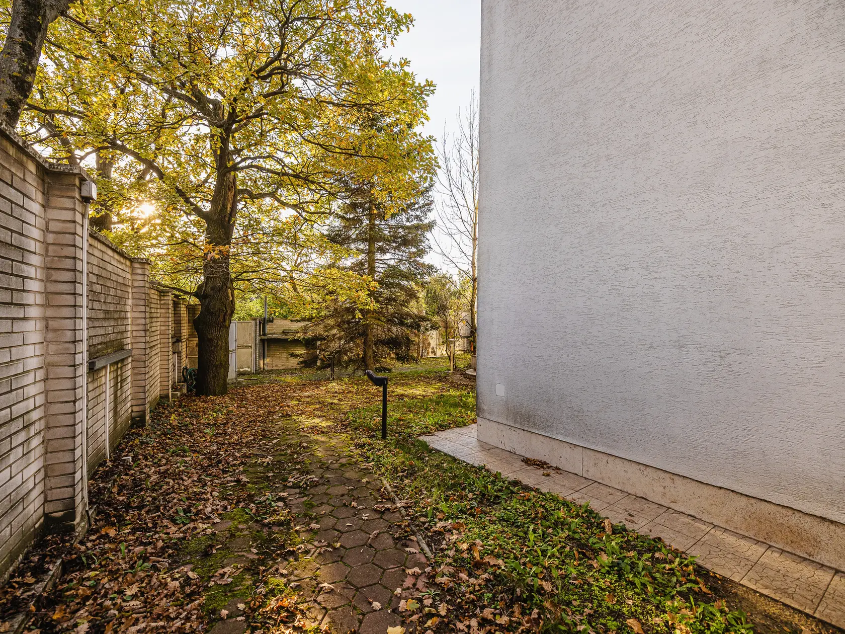 Prezidentská vila na Slavíne je vo veľmi zlom stave. Do roku 2004 v nej býval Rudolf Schuster. Po výbuchu kotla sa z nej odsťahoval a nikto ďalší v nej už nebýval.