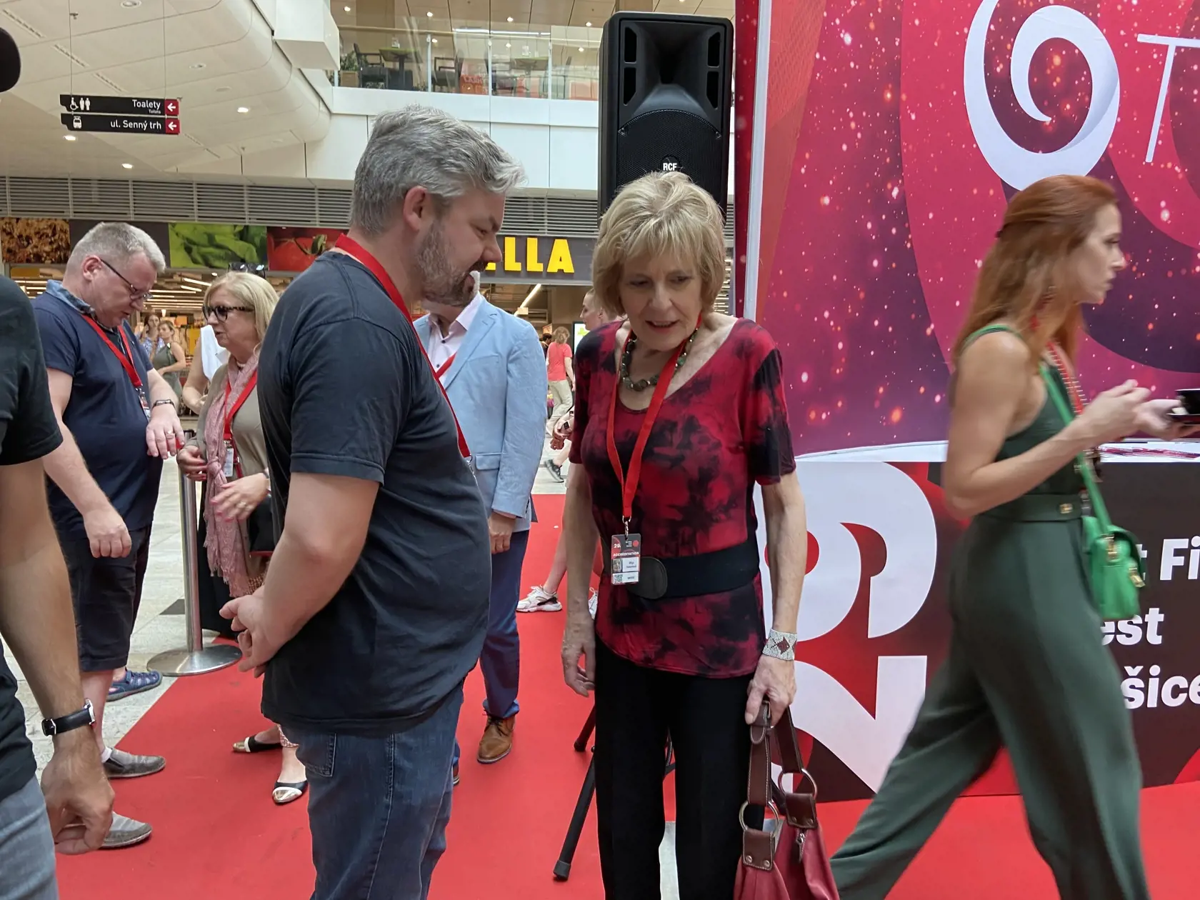 Autogramiáda glosátorov z relácie SEDEM - Na snímke Oľga Feldeková.