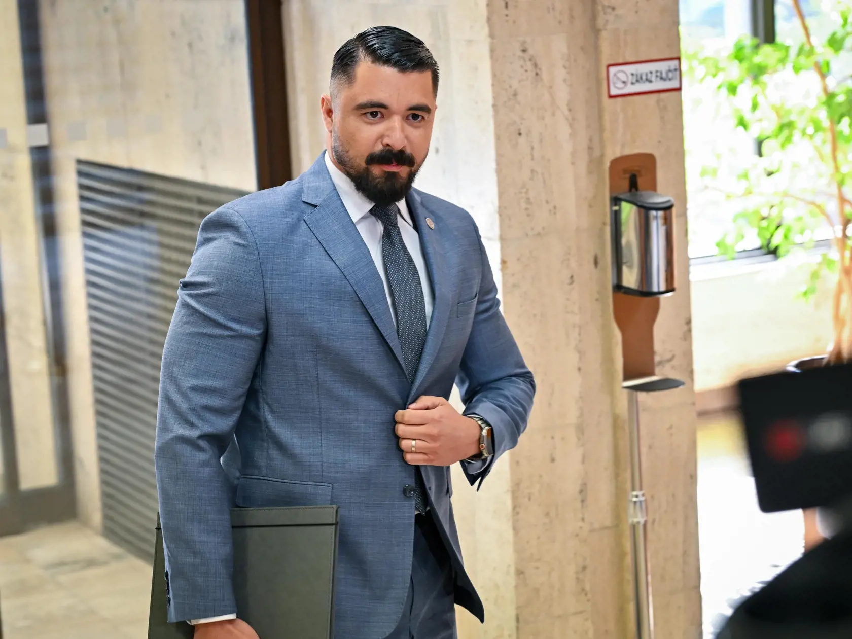 Na snímke námestník riaditeľa Slovenskej informačnej služby (SIS) Pavol Gašpar počas príchodu na mimoriadne zasadnutie Bezpečnostnej rady SR 29. mája 2024 v Bratislave.