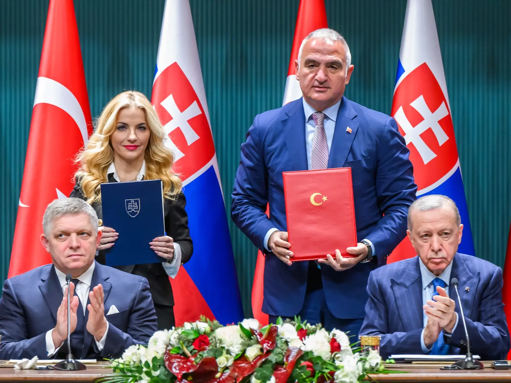 Na snímke prvý zľava predseda vlády SR Robert Fico (Smer-SD), prvý sprava turecký prezident Recep Tayyip Erdogan, druhá zľava ministerka kultúry SR Martina Šimkovičová (nominantka SNS) a druhý sprava turecký minister kultúry a cestovného ruchu Mehmet Nuri Ersoy počas podpisu memoranda o porozumení medzi ministertvami kultúry SR a Turecka 2025-2029 v Ankare 20. januára 2025. 