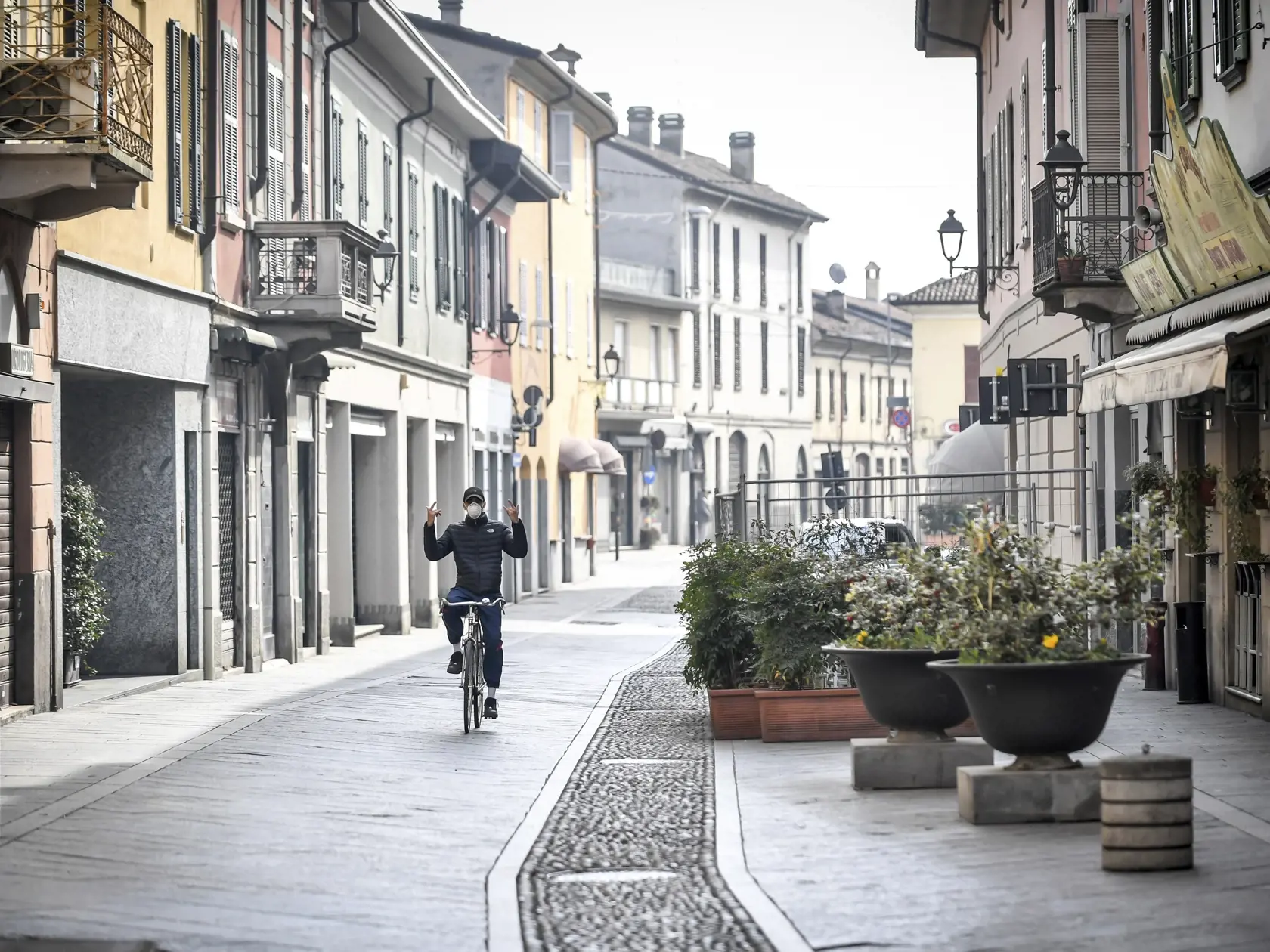 KK66 Codogno - Na snímke osamelý cyklista s ochranným rúškom na tvári v talianskom meste Codogno 23. februára 2020.  Novým koronavírusom SARS-CoV-2 sa v Taliansku nakazilo už viac ako 100 ľudí. Oznámil to v nedeľu vo vysielaní spravodajskej televízie Sky TG24 guvernér regiónu Lombardsko Attilio Fontana.  Taliansko sa tak stalo najviac zasiahnutou krajinou v Európe. Najviac zo 132 infikovaných (89) hlásila práve z Lombardska. Prvé prípady boli zaznamenané aj v regiónoch Piemont a Emilia-Romagna. 