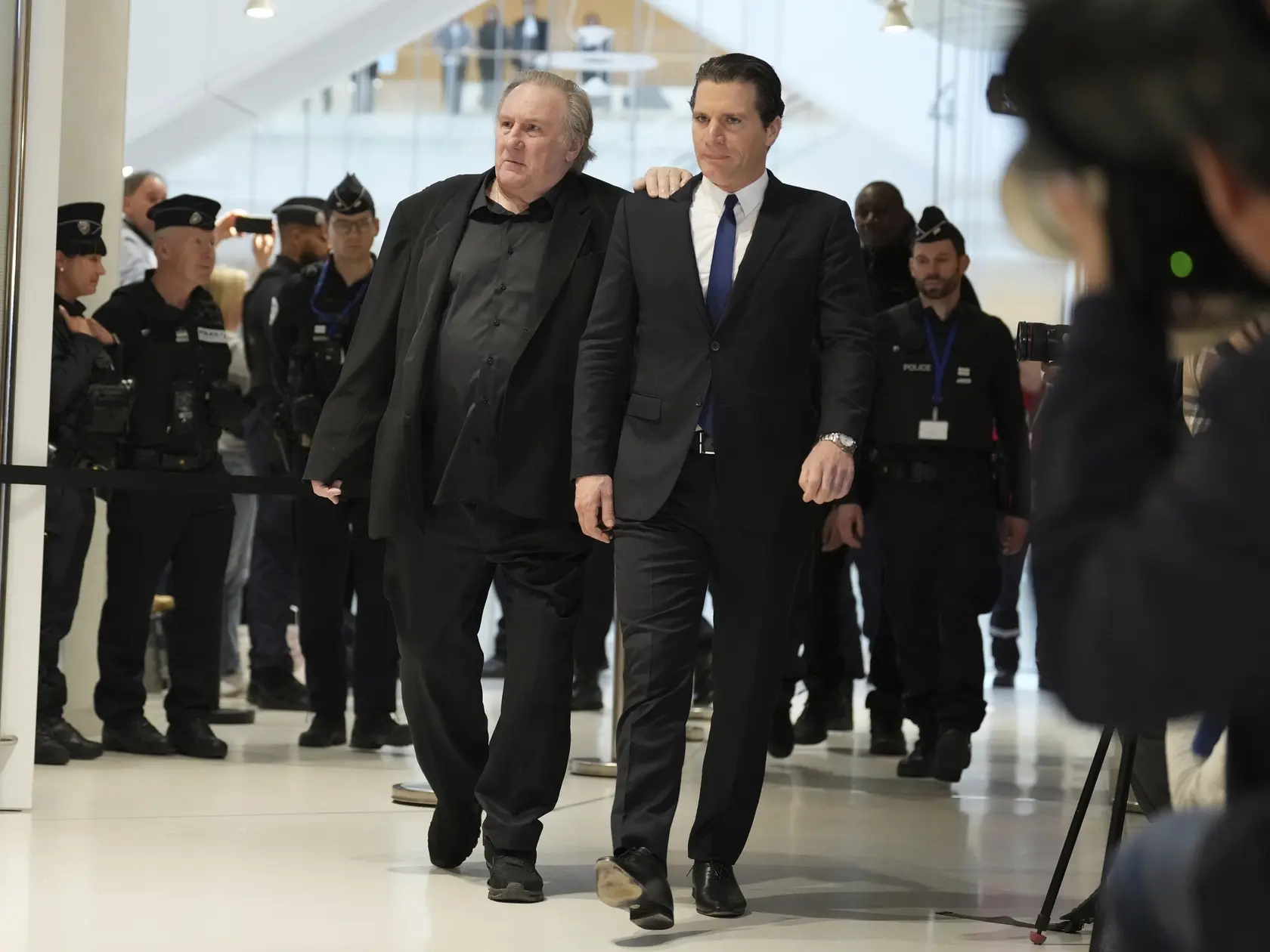 JB 17 Paríž - Francúzsky herec Gerard Depardieu (vľavo) prichádza na súd v Paríži 25. marca 2025, kde sa začal súdny proces s hercom obvineným zo sexuálneho napadnutia dvoch žien počas nakrúcania filmu Zelené okenice v roku 2021. Súd proces v októbri odročil pre hercov zdravotný stav. FOTO TASR/AP

Actor Gerard Depardieu, left, arrives at his trial for the alleged sexual assaults of two women on a film set in 2021, with his lawyer Jeremie Assous ,Tuesday, March 25, 2025 in Paris. (AP Photo/Aurelien Morissard)