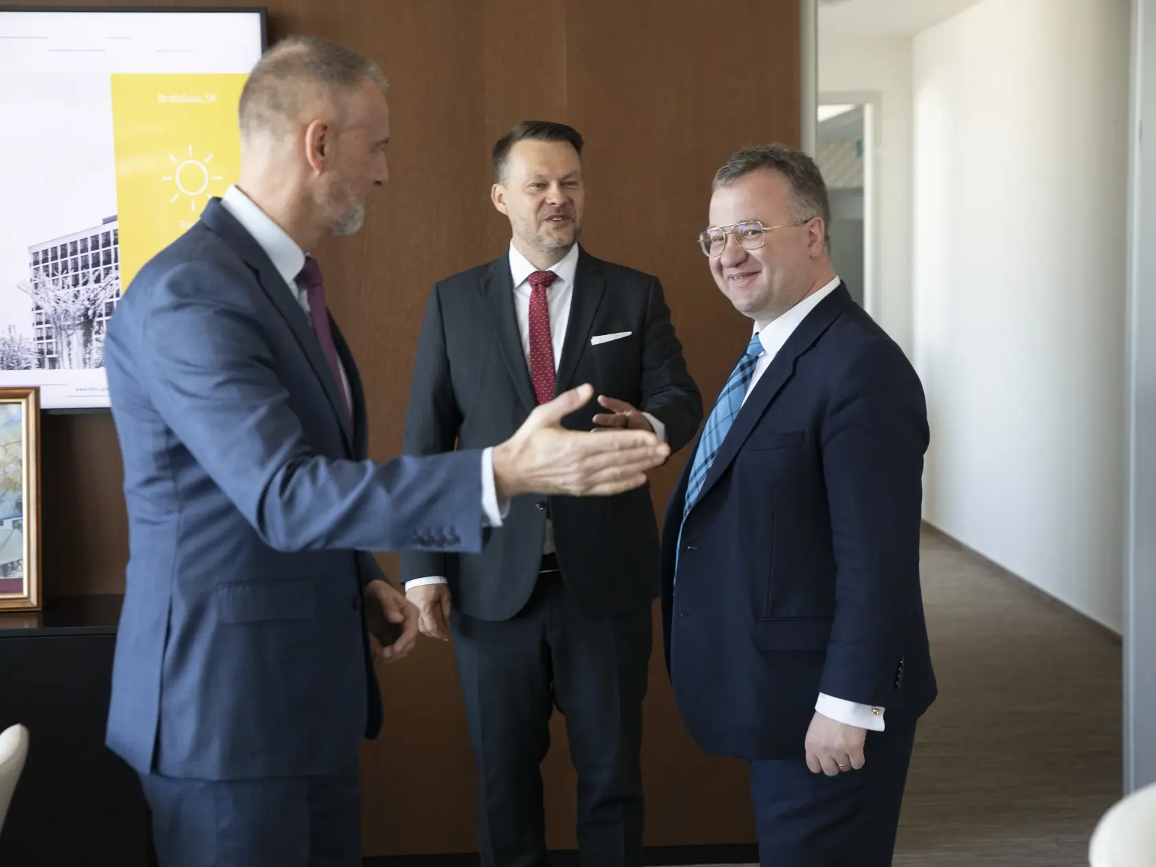 Na snimke je príchod nového ministra investícií, regionálneho rozvoja a informatizácie, MIRRI, Samuela Migaľa.
Úrad odovzdáva Richard Raši, 
Vpravo stojí tajomník Radomír Šalitroš