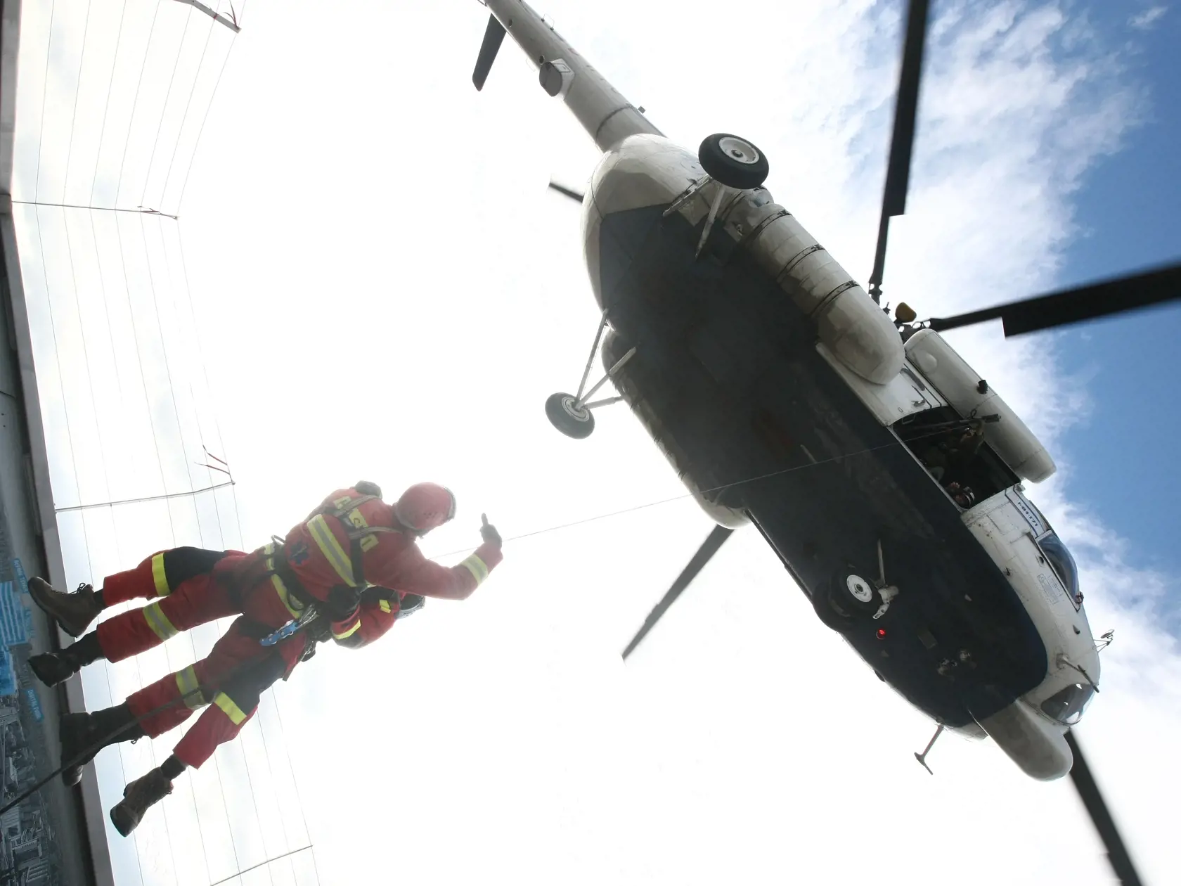 "Kovové nosidlá a vrtuľník typu Bell 429 je nevhodné spojenie. Pri tomto type vrtuľníka nesmú byt použité kovové nosidlá, lebo tie v spojení s kovovou lyžinou týchto vrtuľníkov robia problém, ktorý nastal. Vákuový matrac by sa iba odrazil," vraví súdny znalec Dušan Neštrák. Podľa neho Bell 429 je vrtuľník cestovný, nie je uspôsobeny na takéto manévrovanie. Dodáva, že záchranársky vrtuľník má žeriavovanie uspôsobené, no Bell 429 je použiteľný na záchranárske akcie, ale nie s kovovými nosidlami.
