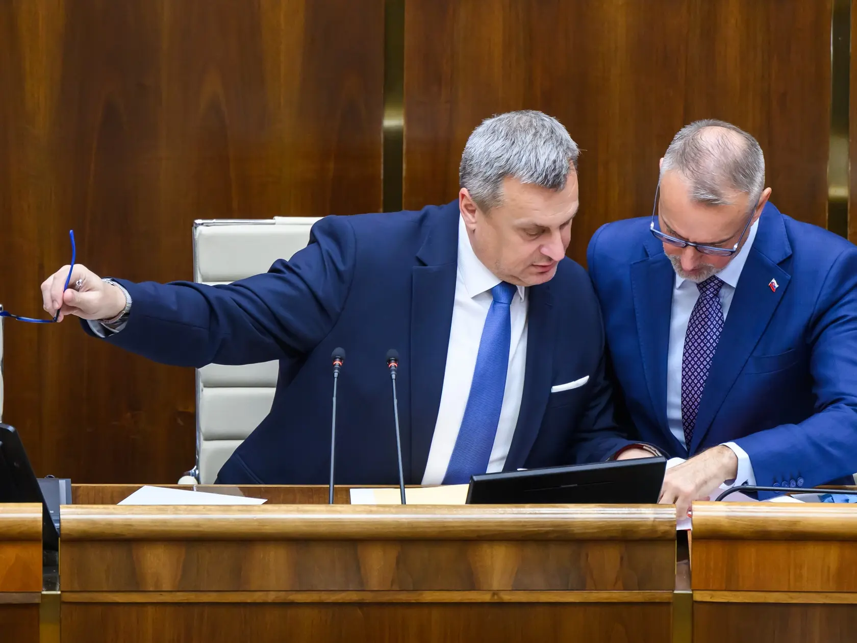 Na snímke zľava podpredseda NR SR Andrej Danko (SNS) a predseda NR SR Richard Raši (Hlas-SD) pri pokuse o otvorenie 34. schôdze Národnej rady (NR) SR na vyslovenie nedôvery ministrovi obrany SR Robertovi Kaliňákovi (Smer-SD) v Bratislave 2. apríla 2025. Poslanci Národnej rady (NR) SR zatiaľ nerokovali o návrhu na vyslovenie nedôvery ministrovi obrany Robertovi Kaliňákovi (Smer-SD). Mimoriadnu schôdzu k odvolávaniu sa v stredu ráno nepodarilo otvoriť. Plénum totiž nebolo uznášaniaschopné. V rokovacej sále sa ako prítomných prezentovalo len 67 poslancov, teda menej ako potrebný počet. 