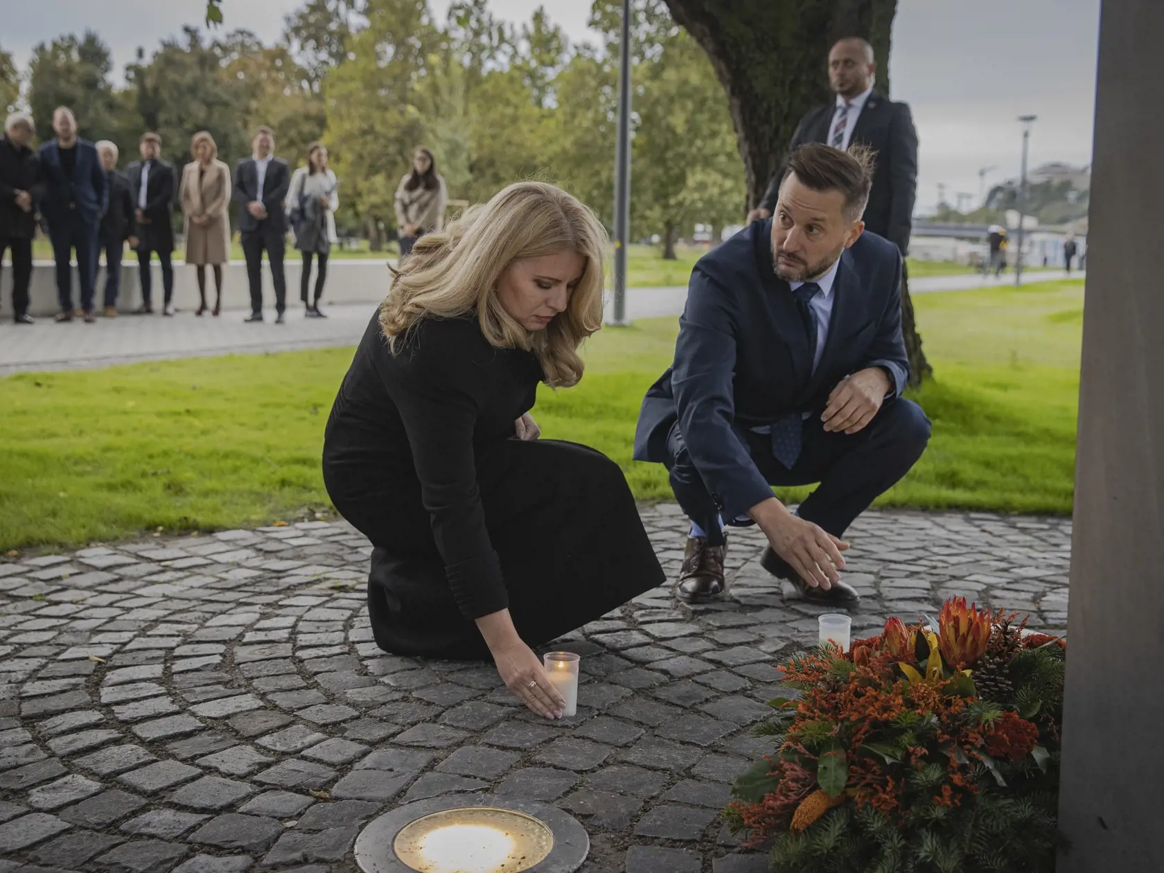 Prezidentka Slovenskej republiky Zuzana Čaputová sa zúčastnila na otvorení zrekonštruovaného Pamätníka obetiam extrémizmu od autorov Pavla Brnu a Pavla Dubinu. Na snímke Zuzana Čaputová a primátor Bratislavy Matúš Vallo.