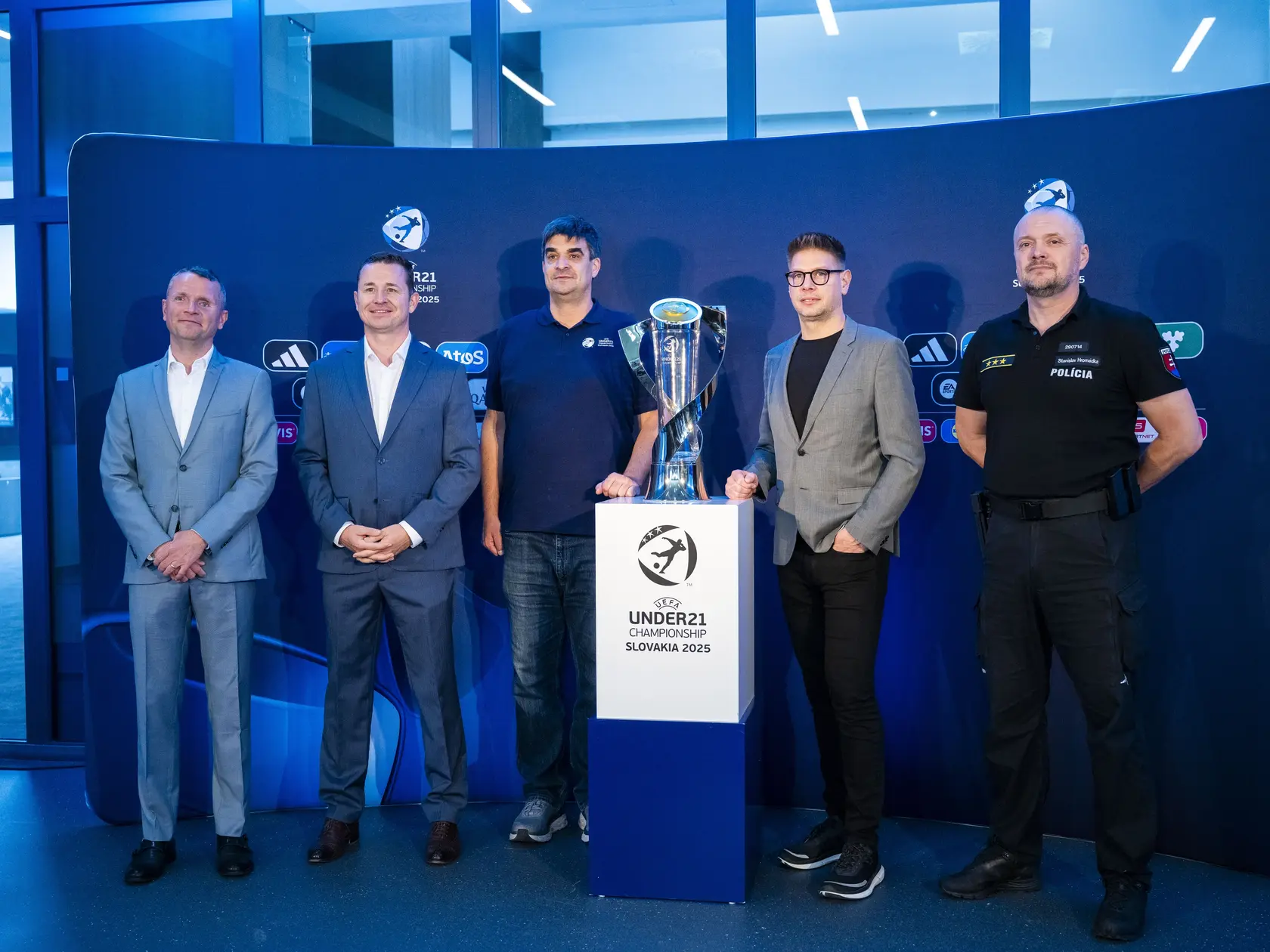 Na snímke zľava predseda predstavenstva Národného futbalového štadióna Pavol Komorník, riaditeľ Komerčnej Enterprise Market divízie SK v spoločnosti Telekom Peter Laco, manažér infraštruktúry štadiónov Marek Majerčák, marketingový riaditeľ Slovenského futbalového zväzu (SFZ) Lukáš Donoval a riaditeľ odboru poriadkovej polície Prezídia Policajného zboru (PZ) Stanislav Hromádka počas tlačovej konferencie pred júnovými Majstrovstvám Európy futbalistov do 21 rokov v Bratislave v stredu 28. mája 2025. Šampionát so 16-timi účastníkmi, ktorý sa bude konať od 11.-do 28. júna, bude vôbec prvýkrát hostiť samostatne jedna krajina. Otváracie stretnutie je na programe 11. júna o 18.00 h. Slovensko nastúpi na Národnom futbalovom štadióne v Bratislave proti Španielsku.
