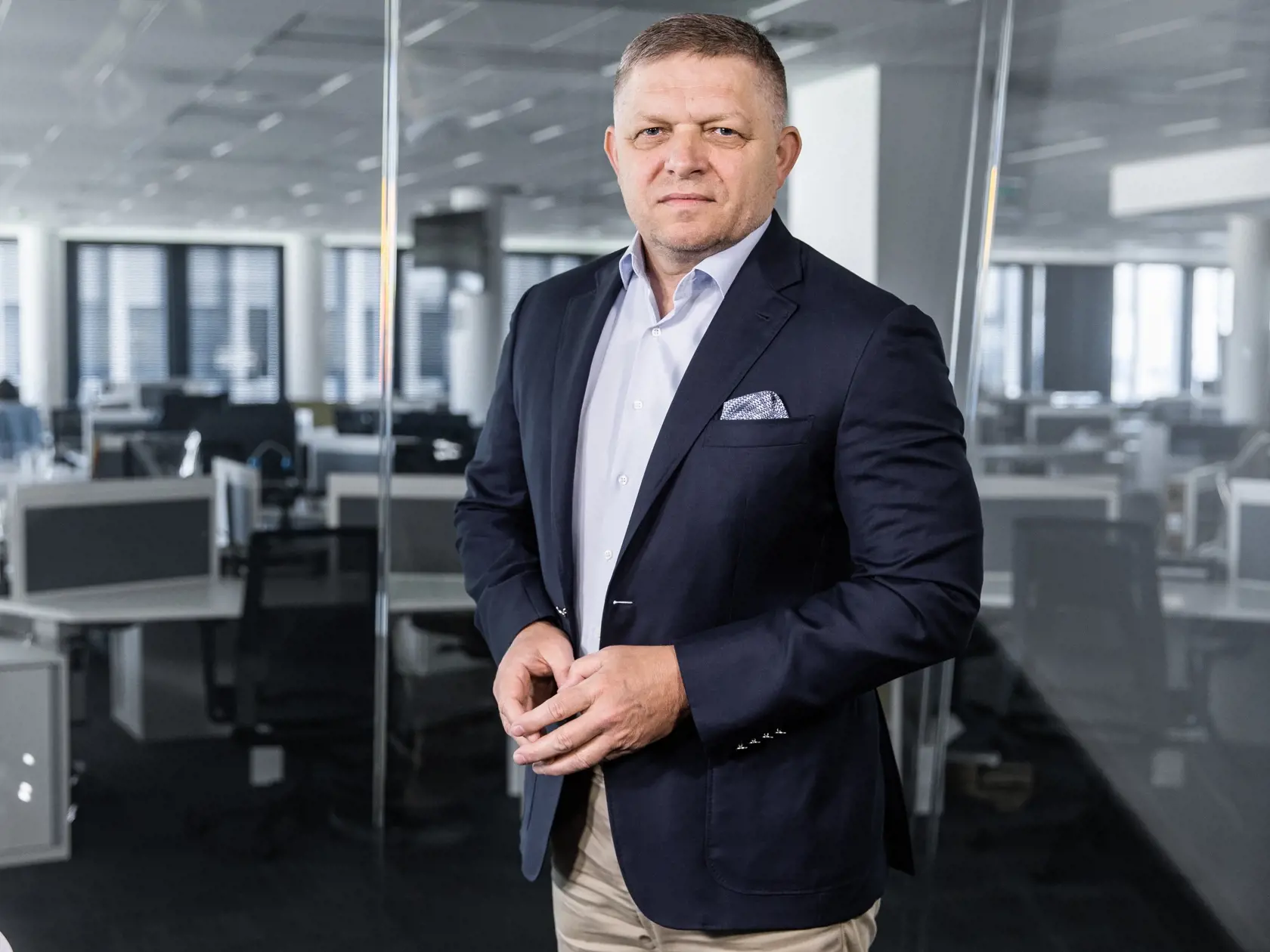 Fico sa pred fanúšikmi a voličmi prejavuje ako veľký sociálny demokrat, ktorý nadáva na prezidentku, NATO, Brusel a USA... A potom ho tí istí voliči vidia na párty americkej ambasády...
