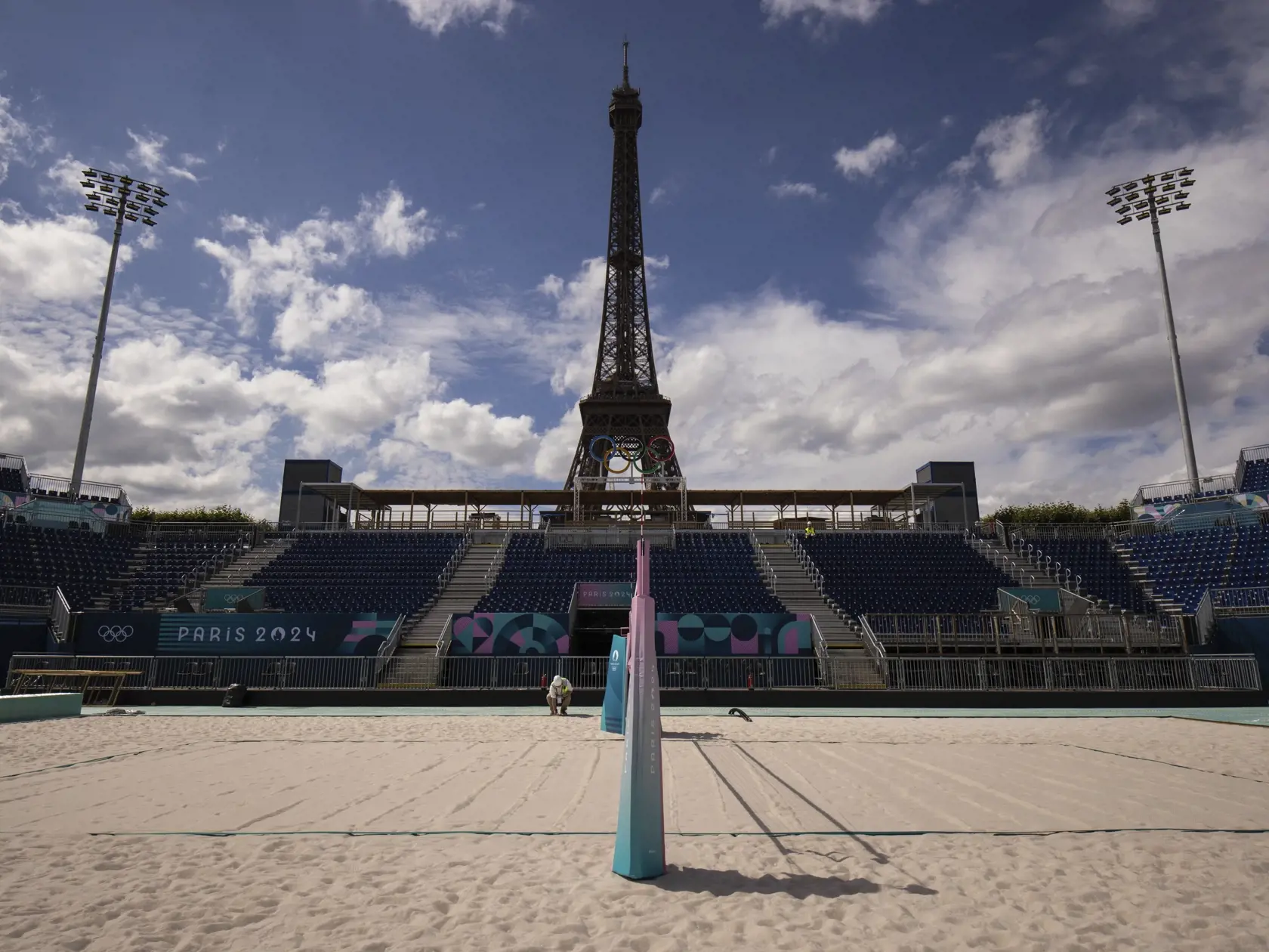Na snímke štadión pre plážový volejbal pred Eiffelovou vežou 10. júla 2024 v Paríži. Letné olympijské hry sa budú vo francúzskej metropole konať od 26. júla do 11. augusta 2024.