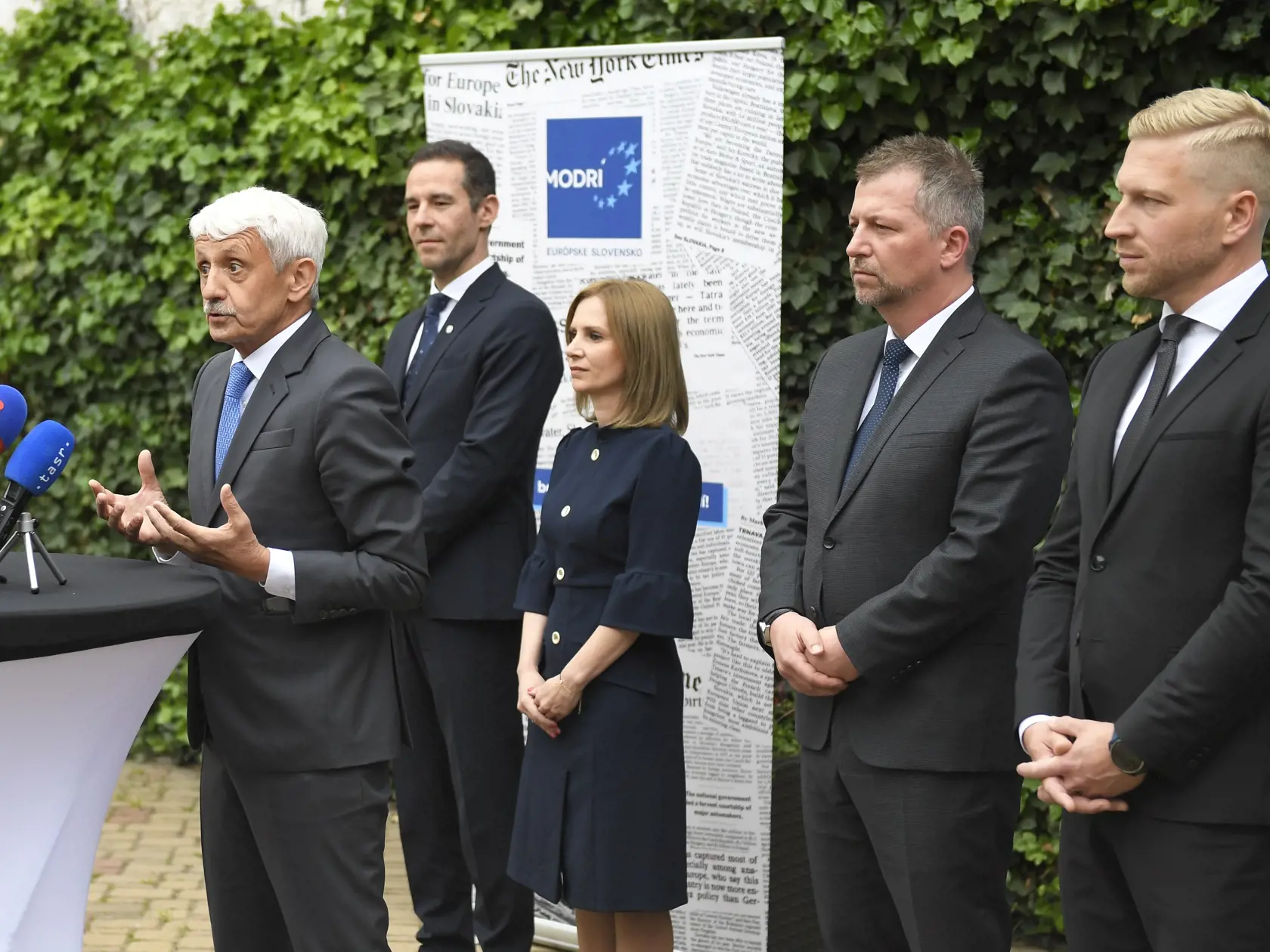Na snímke zľava predseda strany Modrí - Európske Slovensko Mikuláš Dzurinda, podpredsedovia Michal Hort a Jana Ambrošová,  prvý podpredseda Ľuboš Schwarzbacher a podpredseda Martin Hubinský počas tlačovej konferencie po ustanovujúcom kongrese politickej strany Modrí - Európske Slovensko v Košiciach 14. mája 2023. FOTO TASR – František Iván