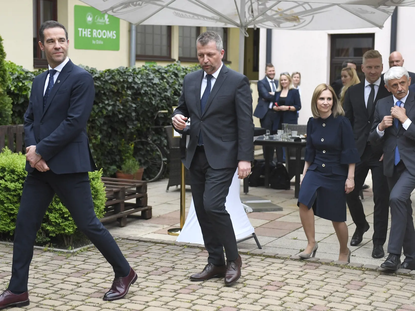 Na snímke zľava podpredseda strany Modrí - Európske Slovensko Michal Hort, prvý podpredseda Ľuboš Schwarzbacher, podpredsedníčka Jana Ambrošová, podpredseda Martin Hubinský a predseda Mikuláš Dzurinda prichádzajú na tlačovú konferenciu po ustanovujúcom kongrese politickej strany Modrí - Európske Slovensko v Košiciach 14. mája 2023. FOTO TASR – František Iván