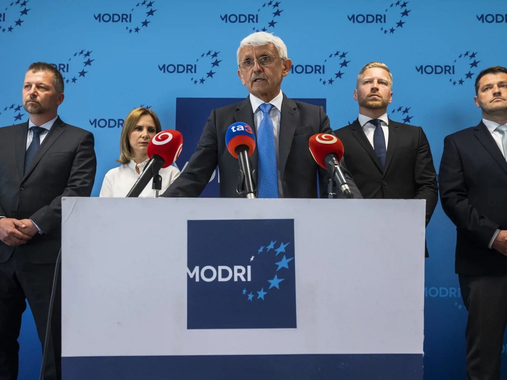 Na snímke v popredí Mikuláš Dzurinda počas tlačovej konferencie politickej strany Modrí - Európske Slovensko 8. mája 2023 v Bratislave. FOTO TASR - Jaroslav Novák