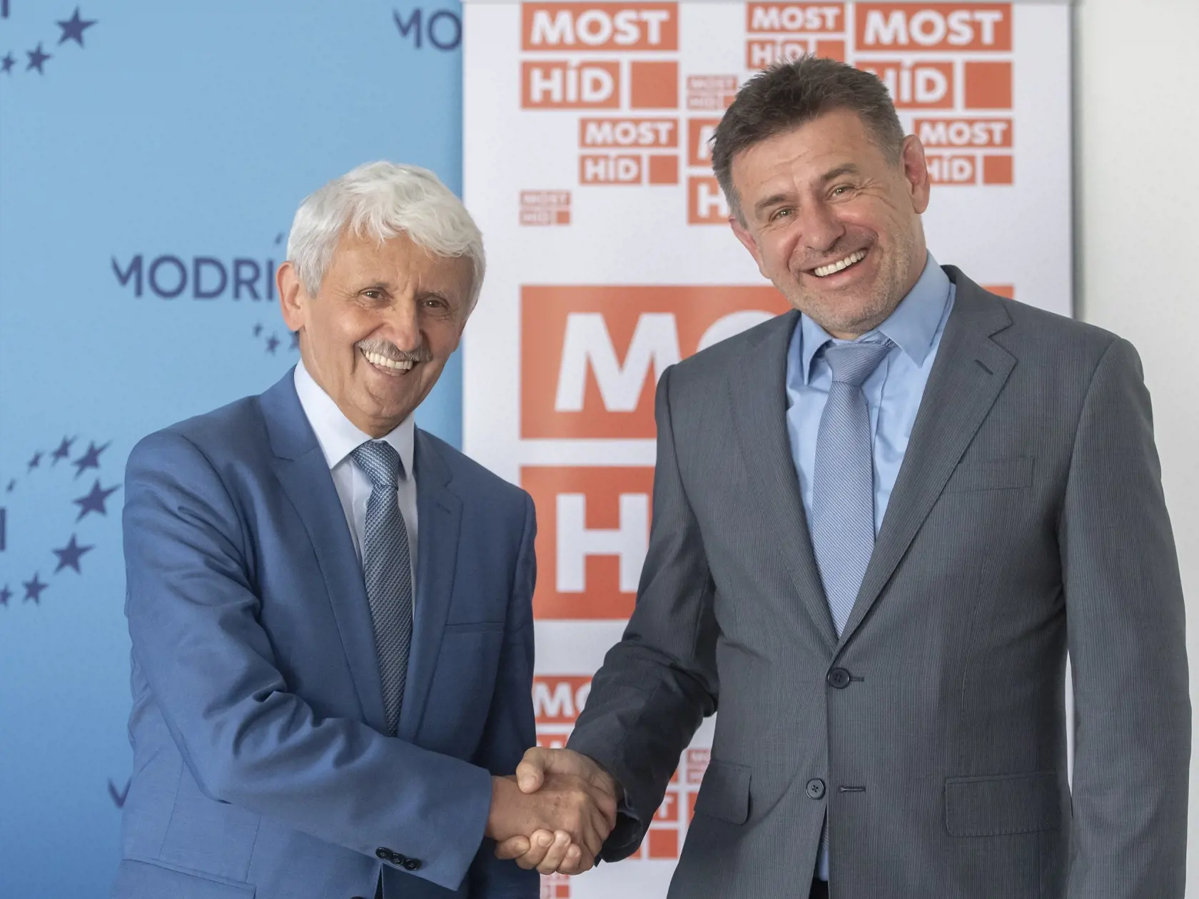 Spoločná tlačová konferencia strán Modrí-ES a Most-Híd na tému Spoločný postup pred septembrovými parlamentnými voľbami v Bratislave 29. mája 2023. Na snímke vľavo predseda strany Modrí - Európske Slovensko Mikuláš Dzurinda a vpravo predseda strany Most - Híd László Sólymos. FOTO TASR - Martin Baumann