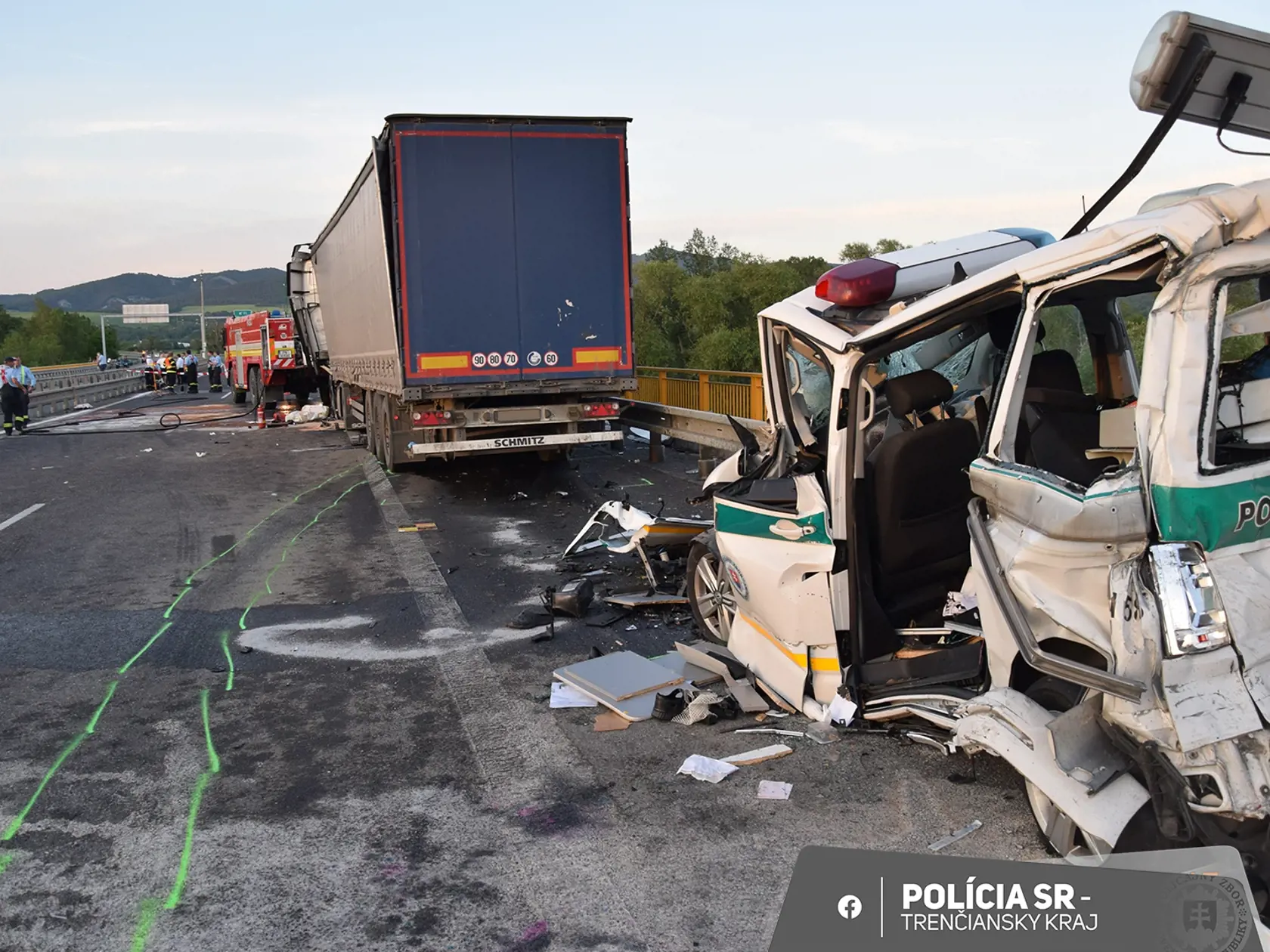 Dvaja hasiči zomreli na mieste a zranenia utrpeli aj dvaja policajti pri nehode na D1. Jeden z nich skončil v kritickom stave a bojuje o život.