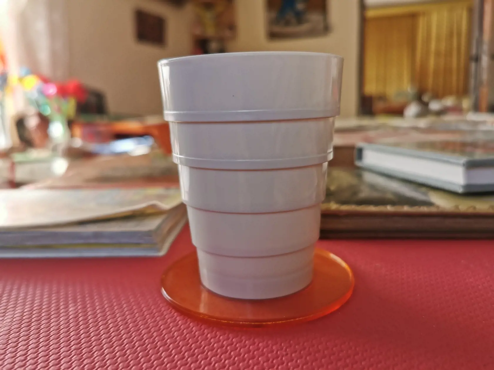 Plastové poháriky sa dali zložiť aj rozložiť. Nosili sa hlavne na turistiku a stanovačku, pretože po zložení zaberali málo miesta.