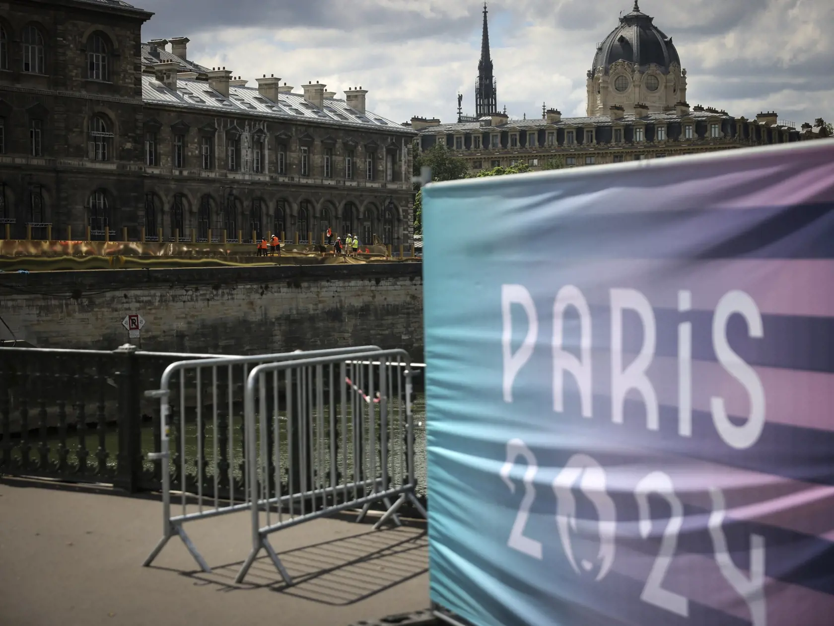 Na snímke robotníci pracujú pozdĺž rieky Seiny pred XXIII. letnými olympijskými hrami v Paríži 20. júla 2024. Letné olympijské hry sa budú vo francúzskej metropole konať od 26. júla do 11. augusta 2024.