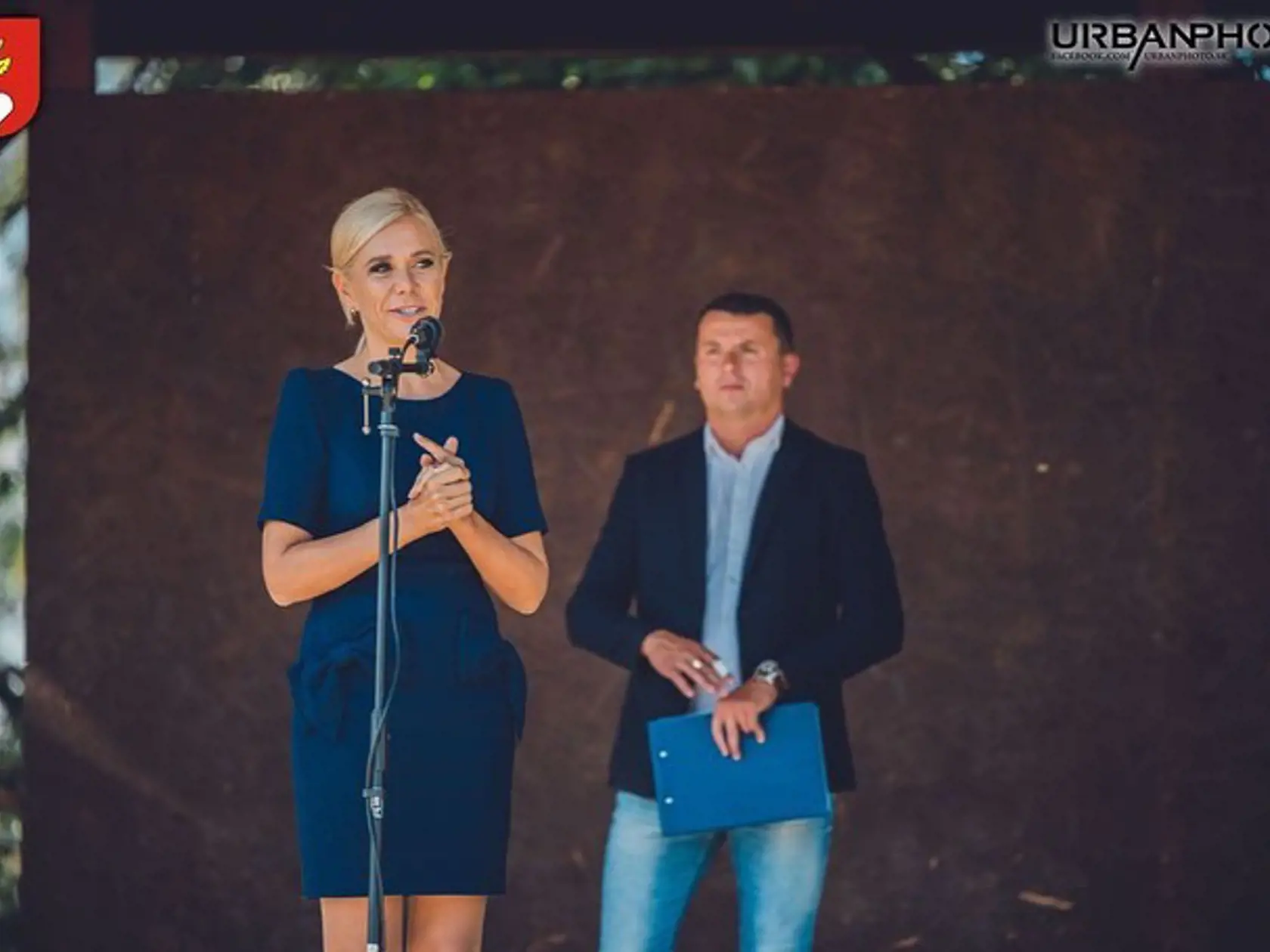 Denisa Saková sa zvolila elegantne obtiahnuté šaty pre návštevu okresu Lučenec.