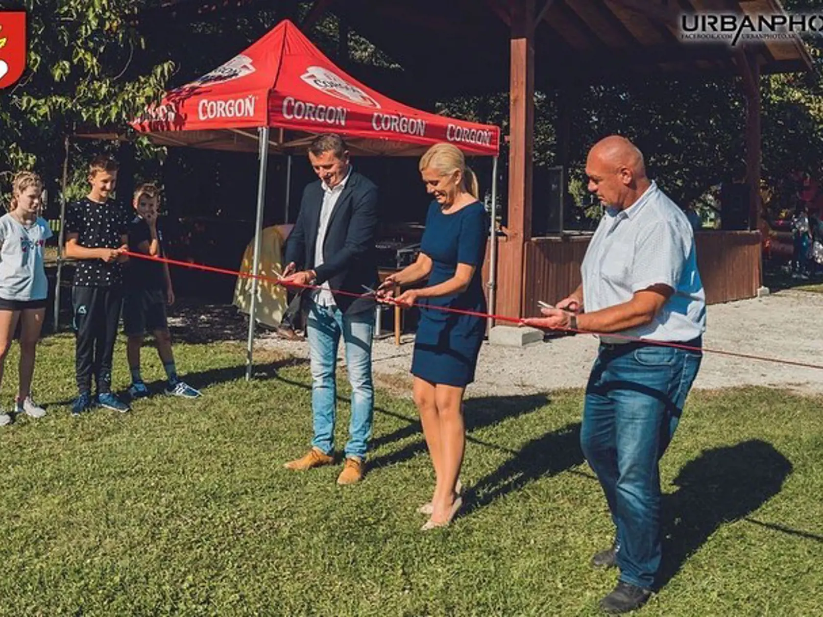 Denisa Saková sa zvolila elegantne obtiahnuté šaty pre návštevu okresu Lučenec.