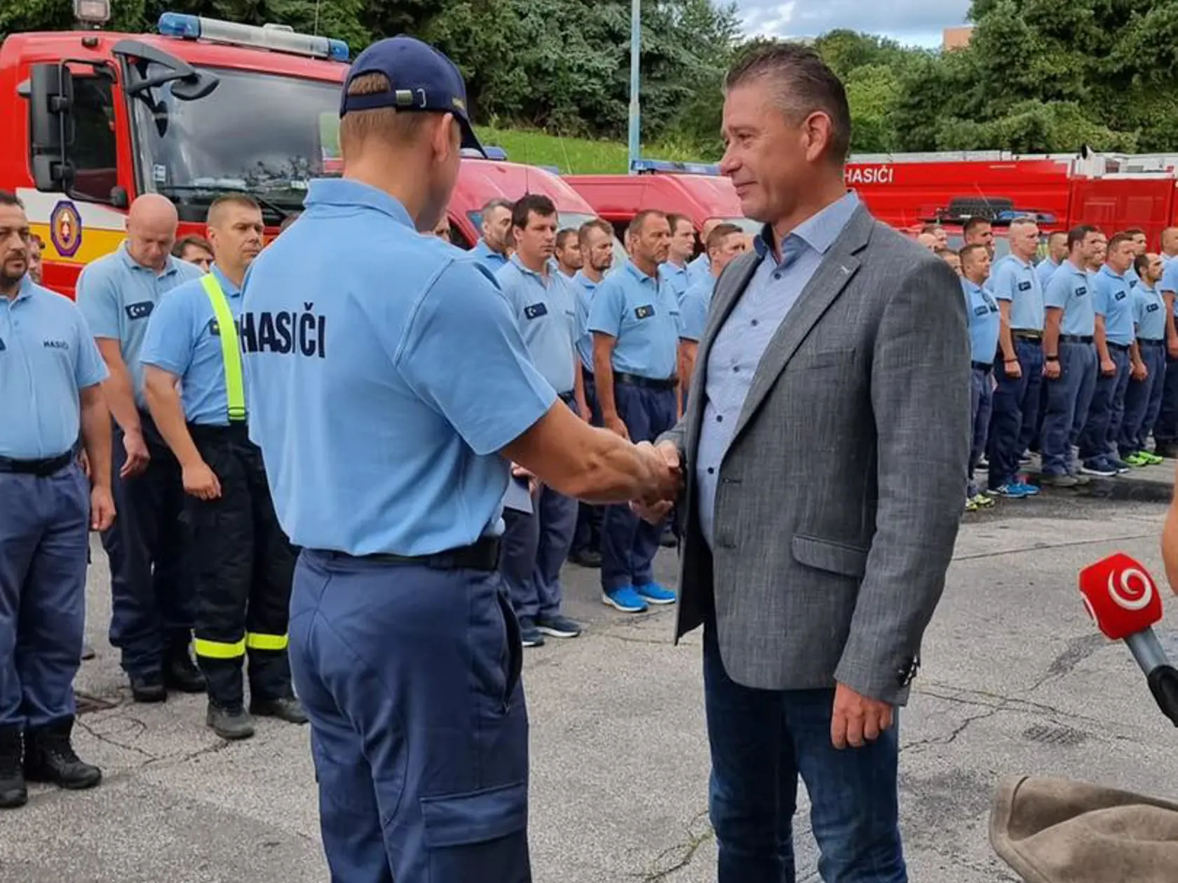 75 hasičov odišlo do Grécka pomôcť hasiť rozsiahle požiare. Hasičov prišiel podporiť minister vnútra Roman Mikulec.