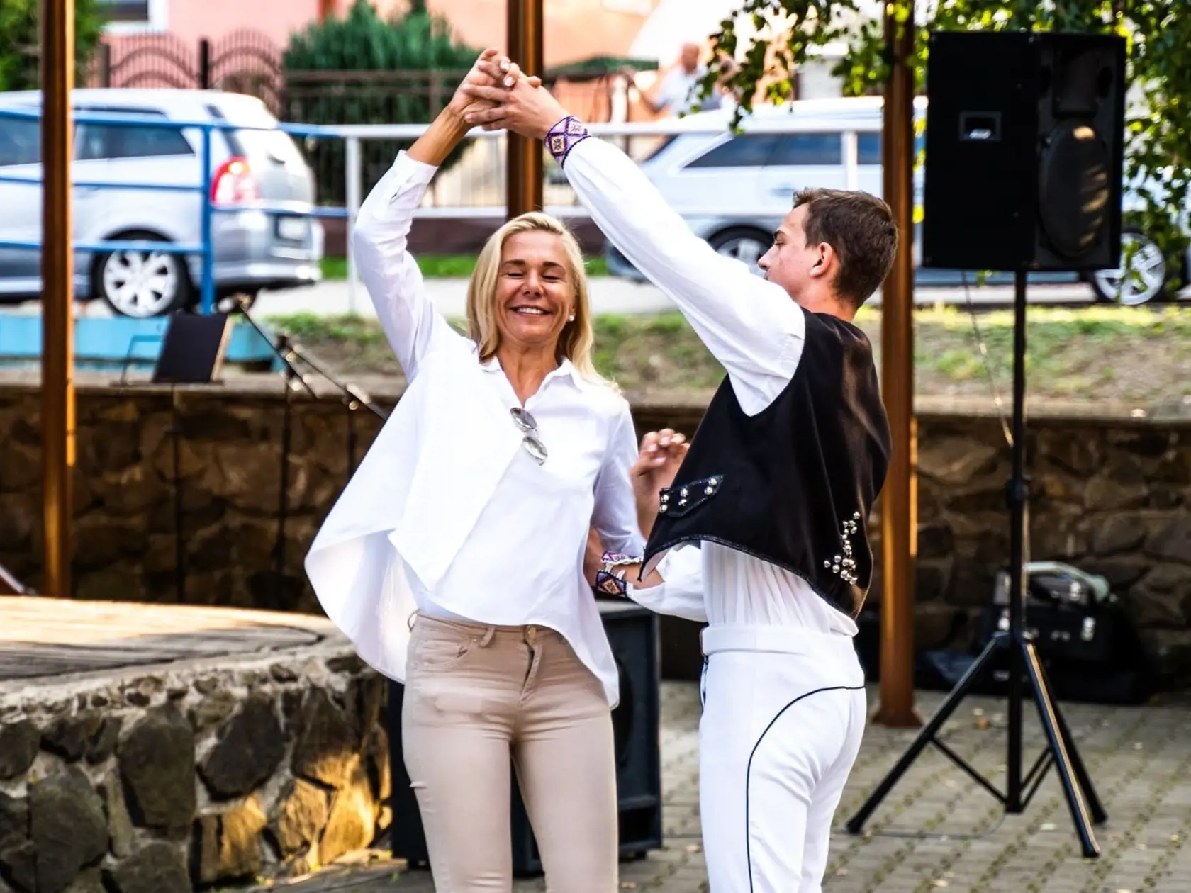 Bývalá ministerka vnútra Denisa Saková si tanec s mladým folkloristom očividne užila.