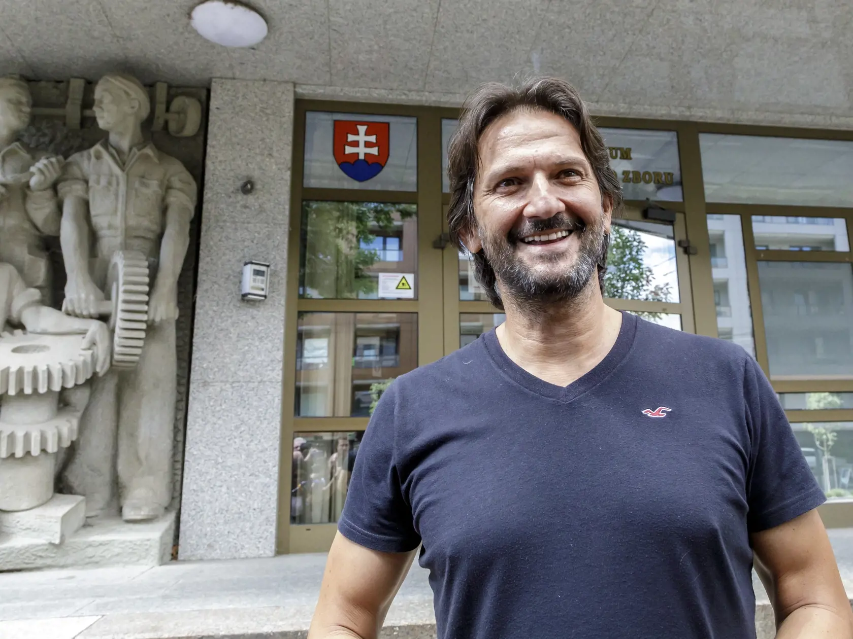 Bývalý minister vnútra Robert Kaliňák (Smer-SD) vypovedal vo štvrtok v bratislavskom sídle Národnej kriminálnej agentúry (NAKA). Po skončení pre novinárov potvrdil, že bol vypovedať ako svedok v súvislosti s kauzou Očistec. Na snímke exminister vnútra Robert Kaliňák odpovedá na otázky novinárov po výsluchu v Bratislave 19. augusta 2021.