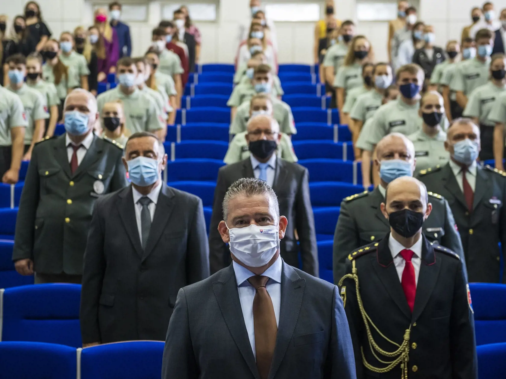 Na snímke dole uprostred minister vnútra SR Roman Mikulec (OĽaNO) počas slávnostného otvorenia nového akademického roka 2020/2021 v Akadémii Policajného zboru 10. septembra 2021 v Bratislave.
