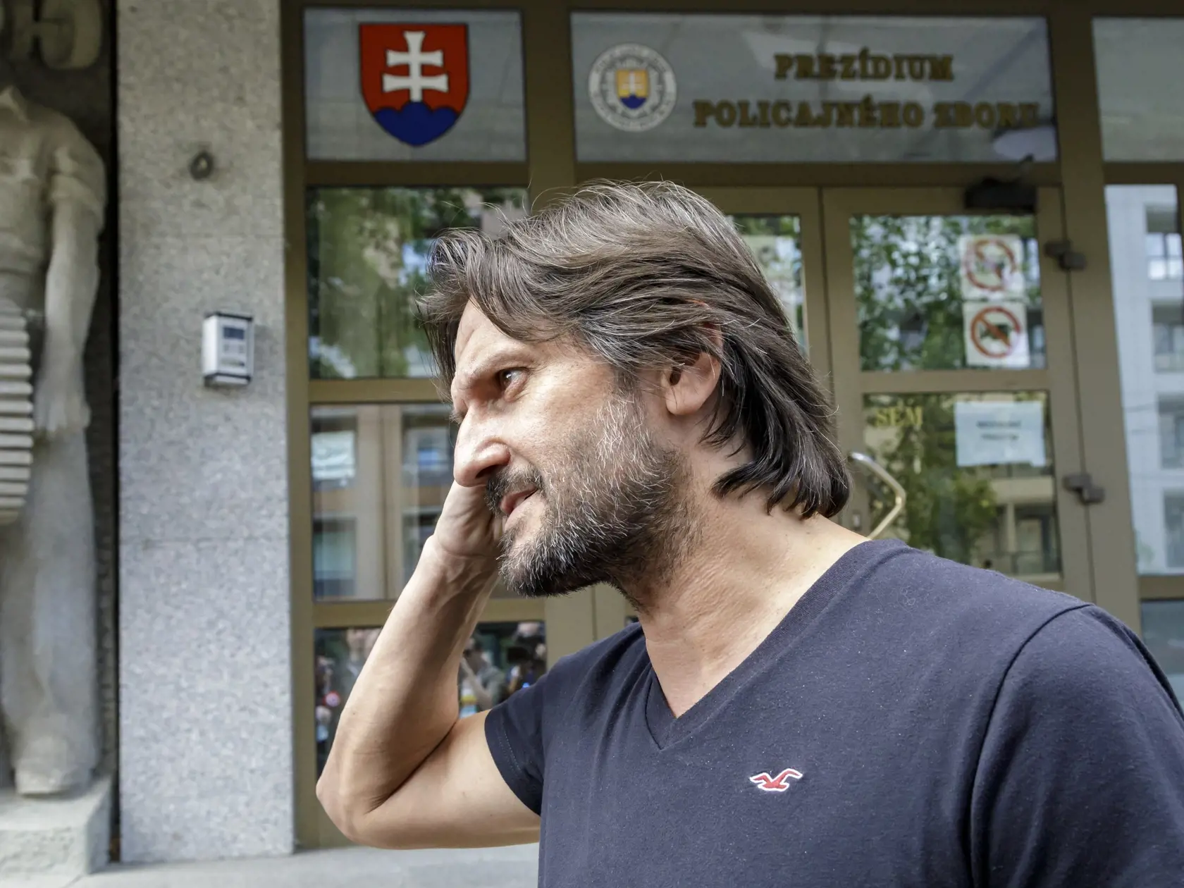 Bývalý minister vnútra Robert Kaliňák (Smer-SD) vypovedal vo štvrtok v bratislavskom sídle Národnej kriminálnej agentúry (NAKA). Po skončení pre novinárov potvrdil, že bol vypovedať ako svedok v súvislosti s kauzou Očistec. Na snímke exminister vnútra Robert Kaliňák odpovedá na otázky novinárov po výsluchu v Bratislave 19. augusta 2021.