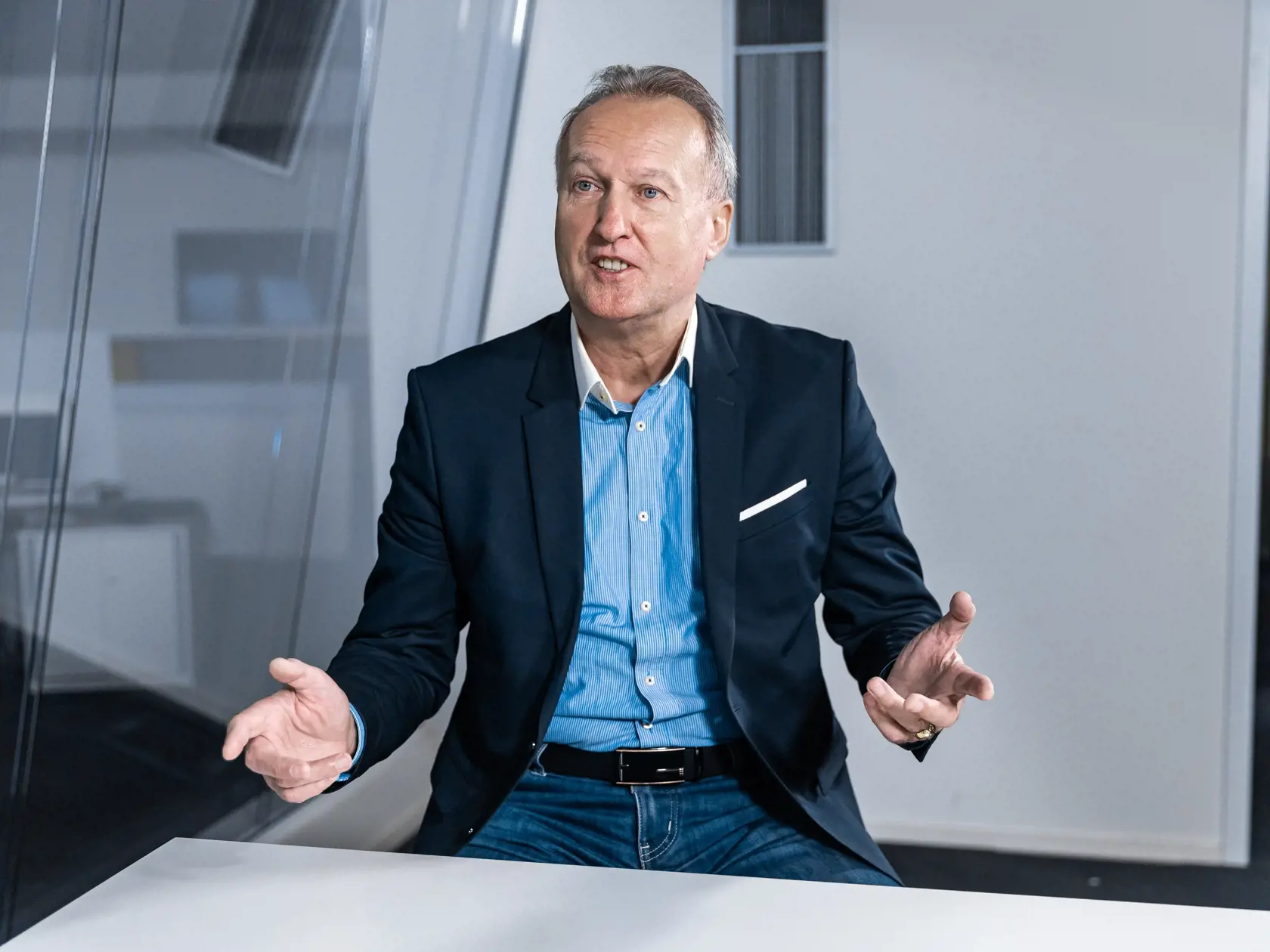 “Ráž je taký istý účastník cestnej premávky, ako každý iný človek. A ten, kto má oprávnenie viesť motorové vozidlo a má aj povinnosti,” hovorí analytik a bývalý policajt Juraj Zábojník.