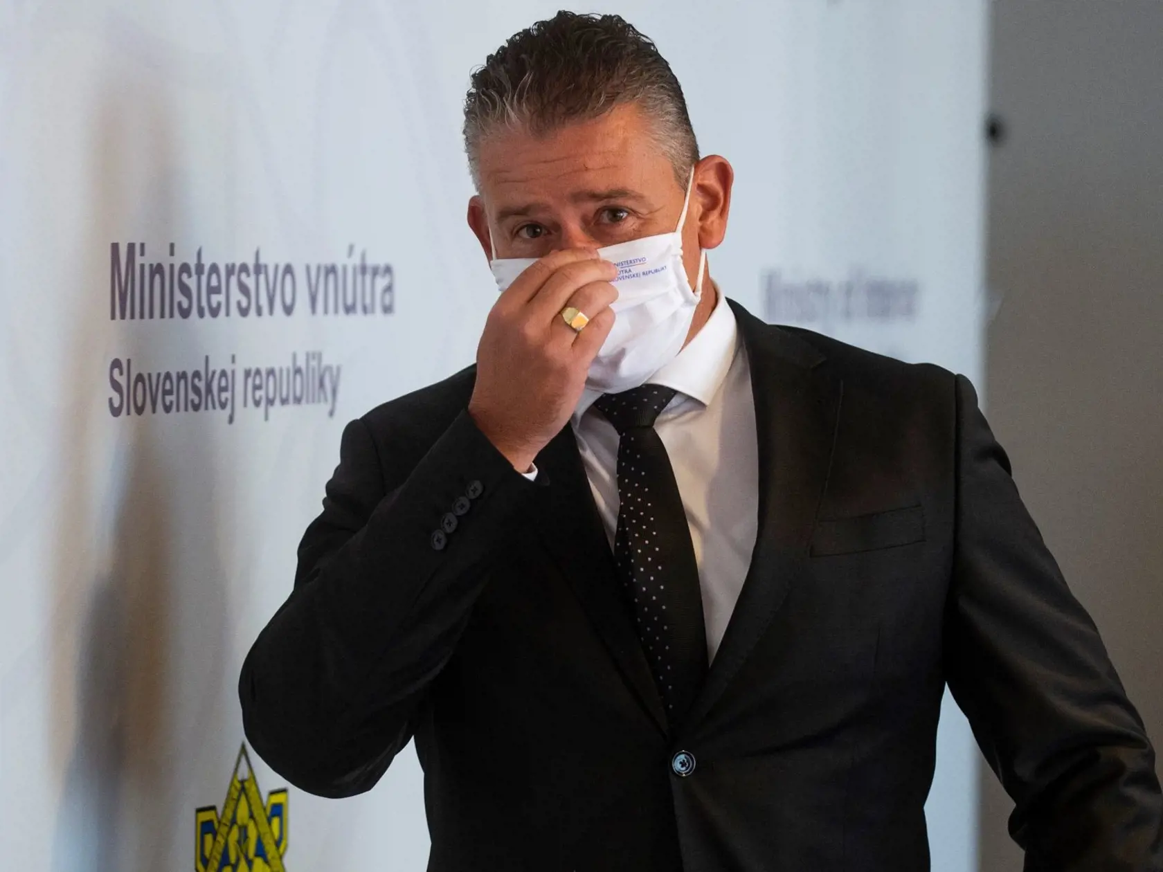 Roman Mikulec pred brífingom na Ministerstve vnútra.