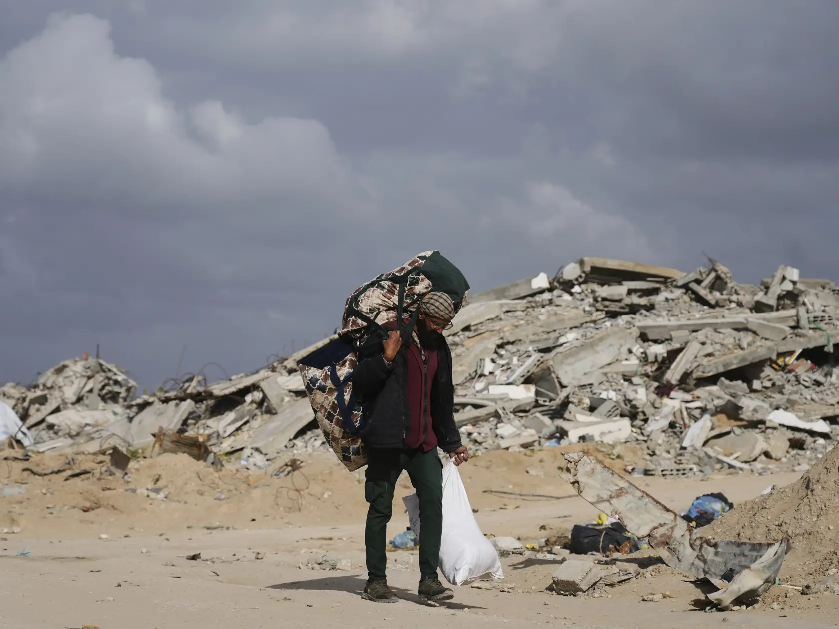Vysídlený Palestínčan, ktorý si nesie svoje osobné veci, odchádza z predmestia Bajt Láhijá na juhu Pásma Gazy po obnovení pozemných operácií izraelskej armády v Pásme Gazy vo štvrtok 20. marca 2025.  Izraelská armáda vo štvrtok oznámila, že obnovila pozemnú operáciu v oblasti mesta Rafah na juhu Pásma Gazy, pričom pokračuje v aktivitách aj v iných častiach tejto palestínskej enklávy. Deň predtým informovala o začatí "obmedzenej" pozemnej operácie na severe Pásma Gazy.