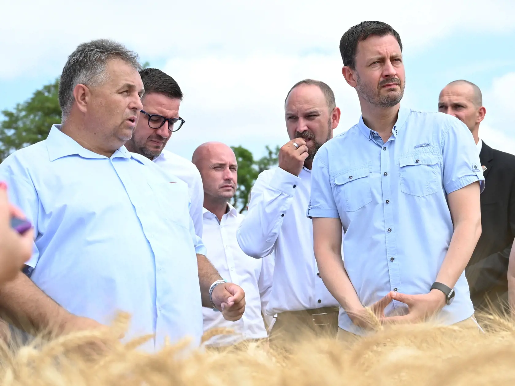 Na snímke zľava predseda Poľnohospodárskeho družstva (PD) Abrahám Marcel Kollár, predseda Trnavského samosprávneho kraja (TTSK) Jozef Viskupič a predseda vlády SR Eduard Heger (OĽaNO) pri príležitosti Žatevného výjazdu ministra pôdohospodárstva a rozvoja vidieka SR Samuela Vlčana za účasti predsedu vlády SR Eduarda Hegera v Abraháme v pondelok 12. júna 2021. FOTO TASR - Lukáš Grinaj