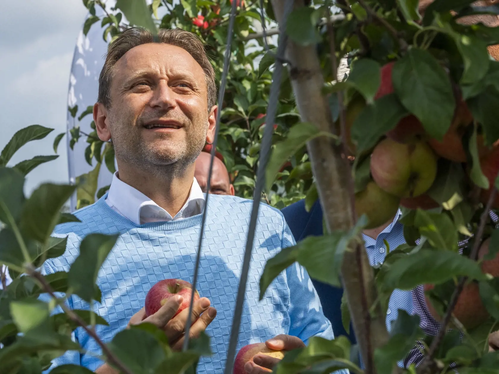 Na snímke minister pôdohospodárstva a rozvoja vidieka SR Samuel Vlčan (nominant OĽaNO) počas tlačovej konferencie k tohtoročnej úrode jabĺk a podpore ich predaja domácim spotrebiteľom v Miloslavove, časti Alžbetin Dvor 28. septembra 2021. FOTO TASR - Jaroslav Novák