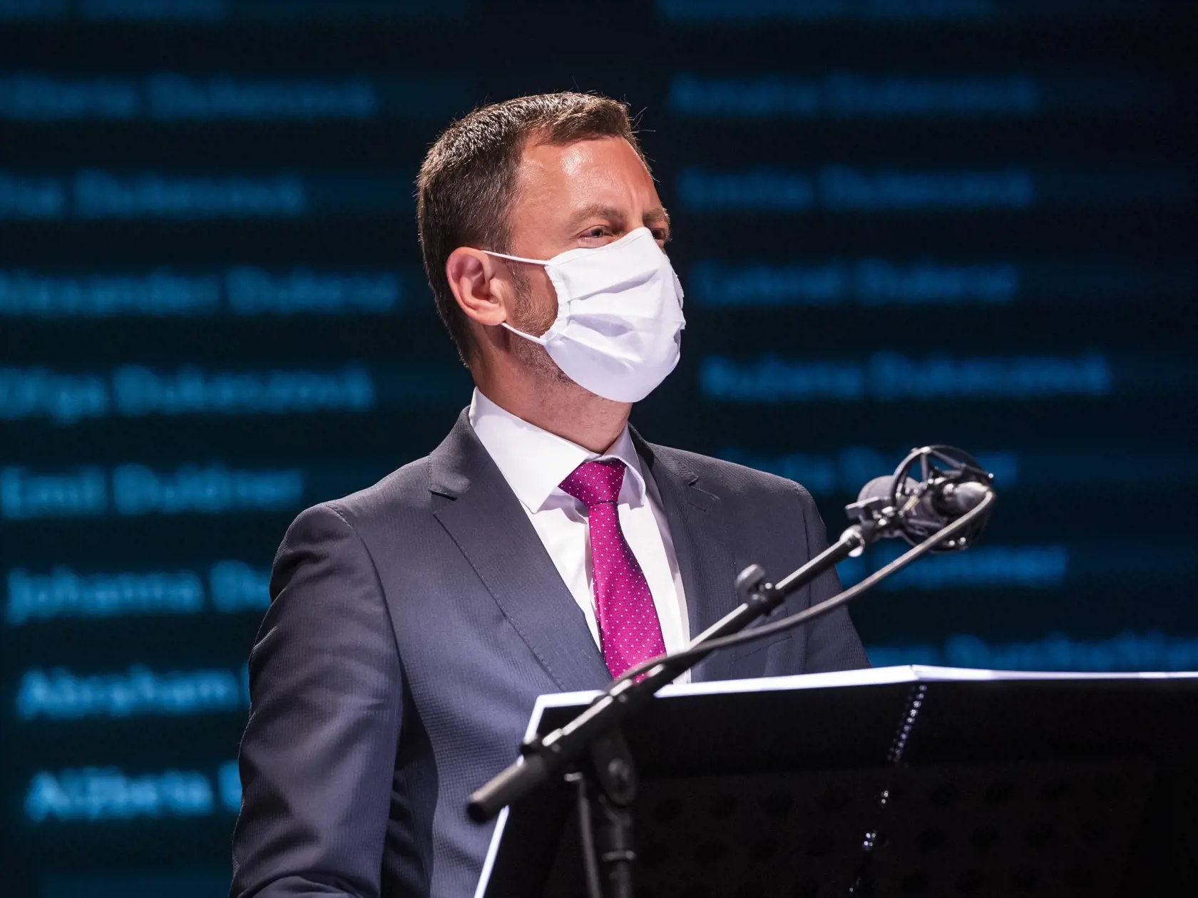 Na snímke predseda vlády SR Eduard Heger (OĽaNO) počas čítania mien obetí holokaustu v Mestskom divadle P. O. Hviezdoslava 9. septembra 2021 v Bratislave. FOTO TASR - Jaroslav Novák