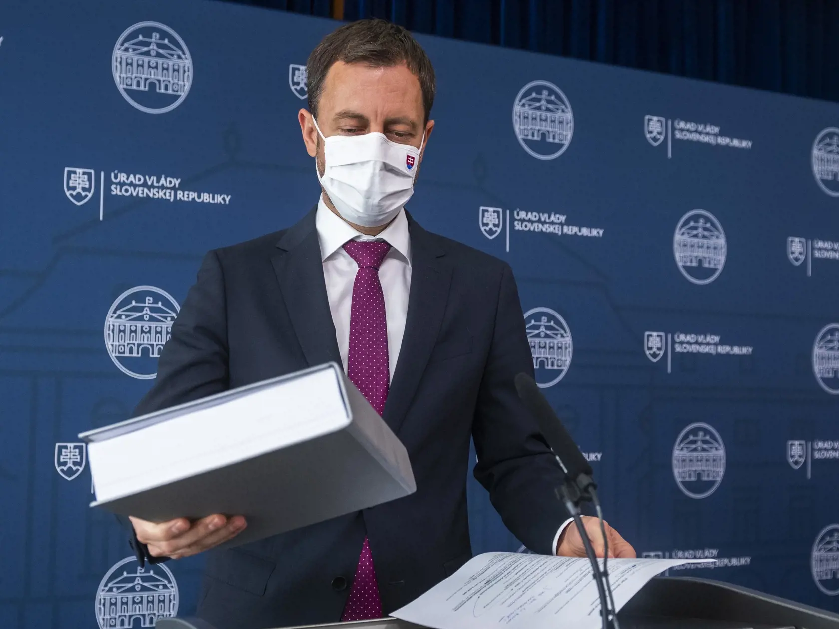 Na snímke predseda vlády SR Eduard Heger (OĽaNO) počas tlačovej konferencie k plánu obnovy a reformnej jeseni v Bratislave 4. októbra 2021. FOTO TASR - Jaroslav Novák