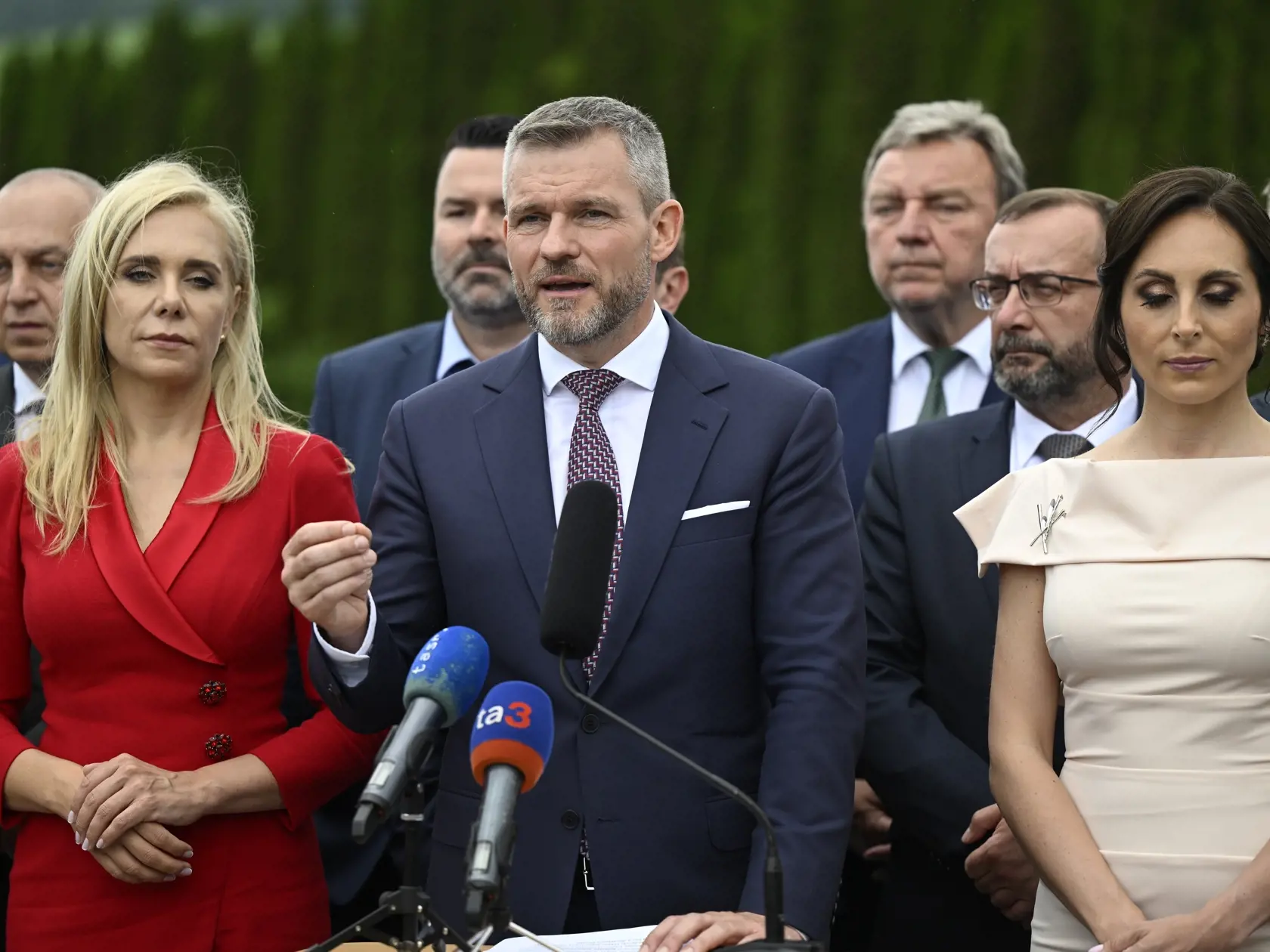 Na snímke predseda mimoparlamentnej strany Hlas-SD Peter Pellegrini (uprostred)gestikuluje počas tlačovej konferencie po sneme strany v Púchove v sobotu 10. júna 2023. FOTO TASR - Radovan Stoklasa