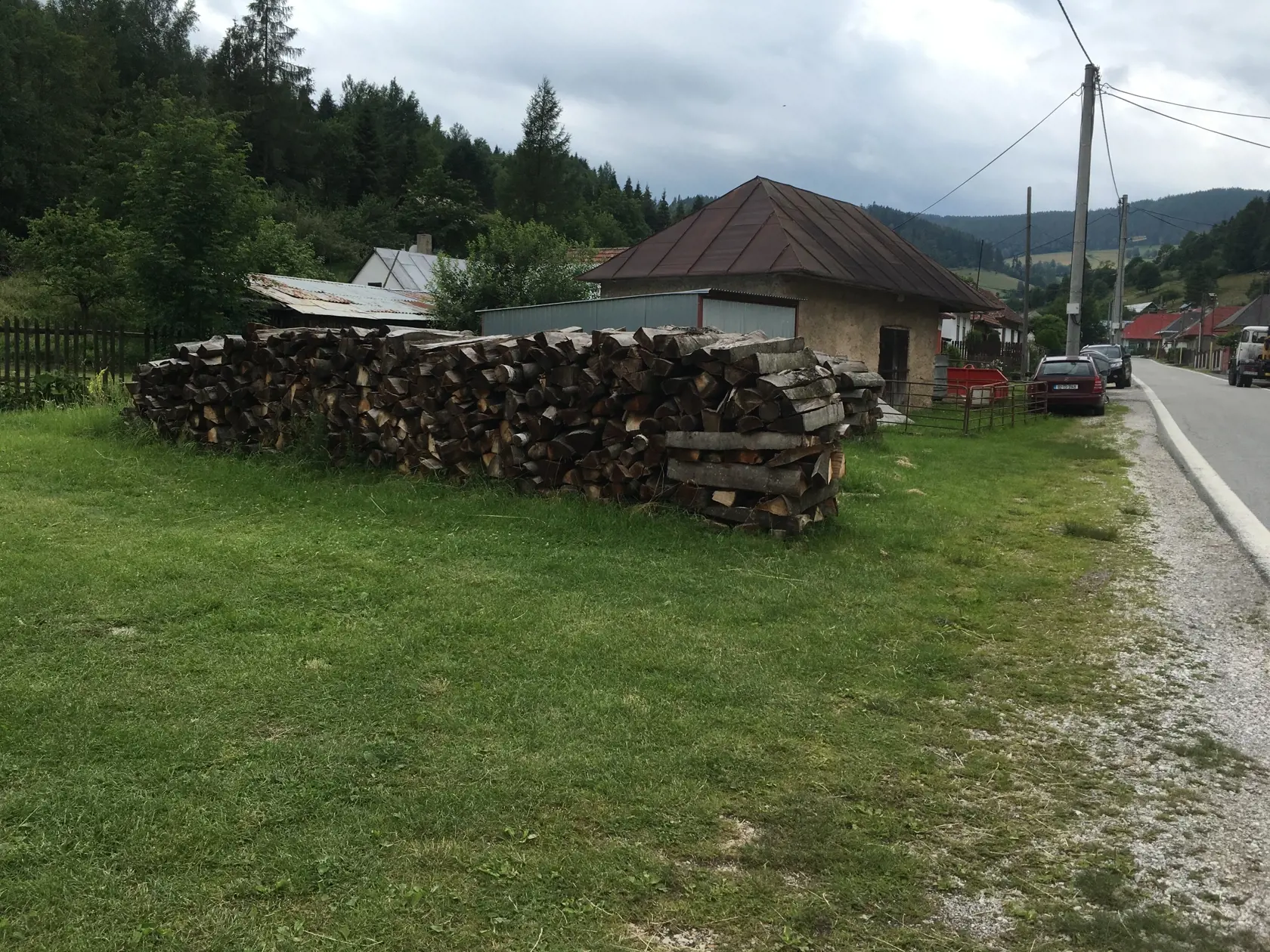 O takéto zátišia s drevom nie je v Úhornej núdza, keďže oproti iným obciam zima tu začína oveľa skôr a končí tiež neskôr. Aj preto bez poriadnej zásoby paliva tu nesmiete ostať.