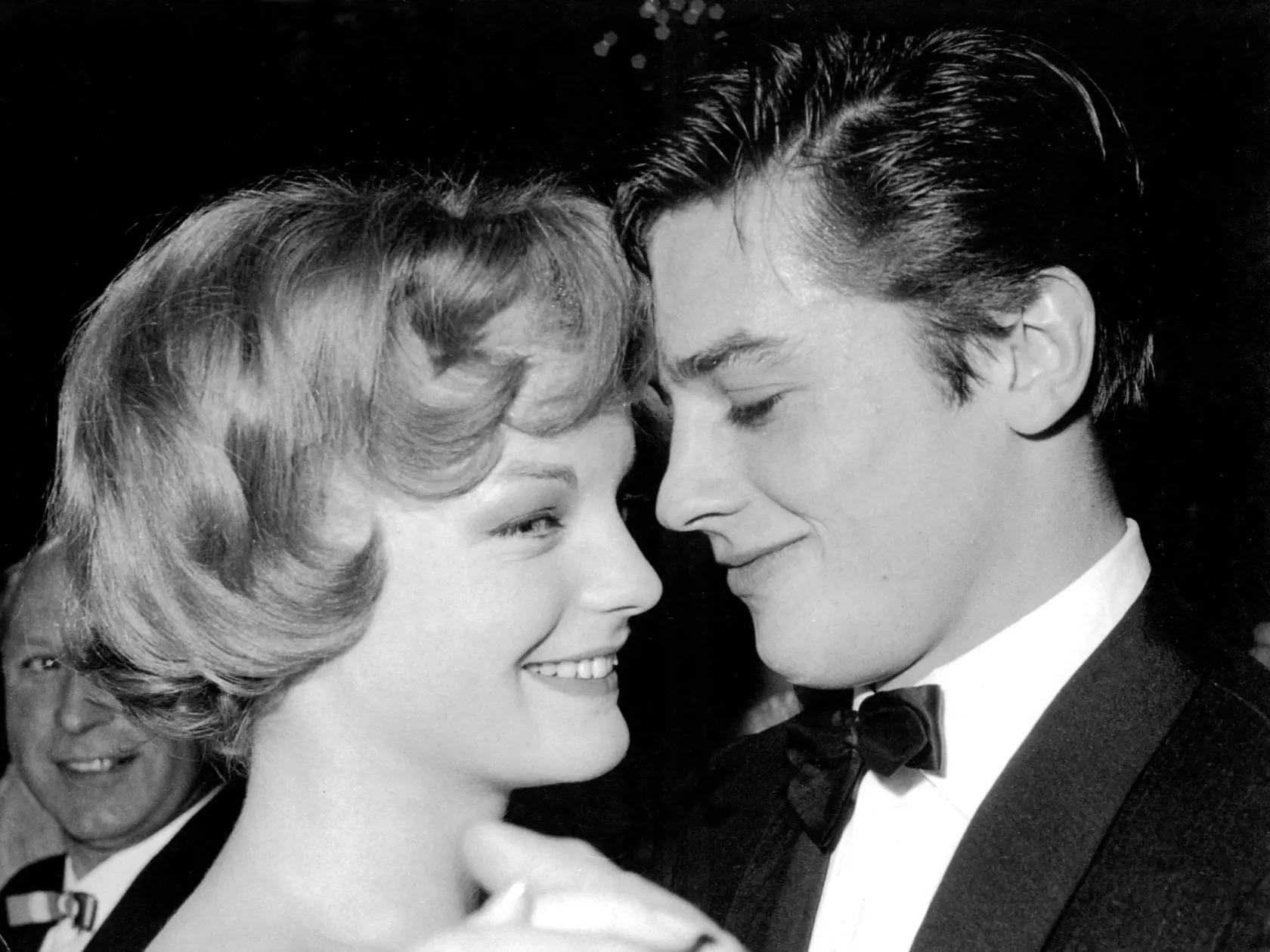 Na archívnej snímke z 1. januára 1959 rakúska herečka Romy Schneiderová a francúzsky herec Alain Delon tancujú na bále v Mníchove.