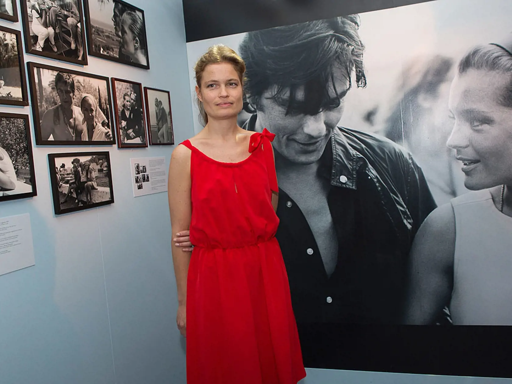 Sarah Magdalena Biasini (43) sa narodila 21. júla 1977 v Gassin vo Francúzsku ako druhé dieťa slávnej francúzskej herečky Romy Schneider a Daniela Biasiniho.