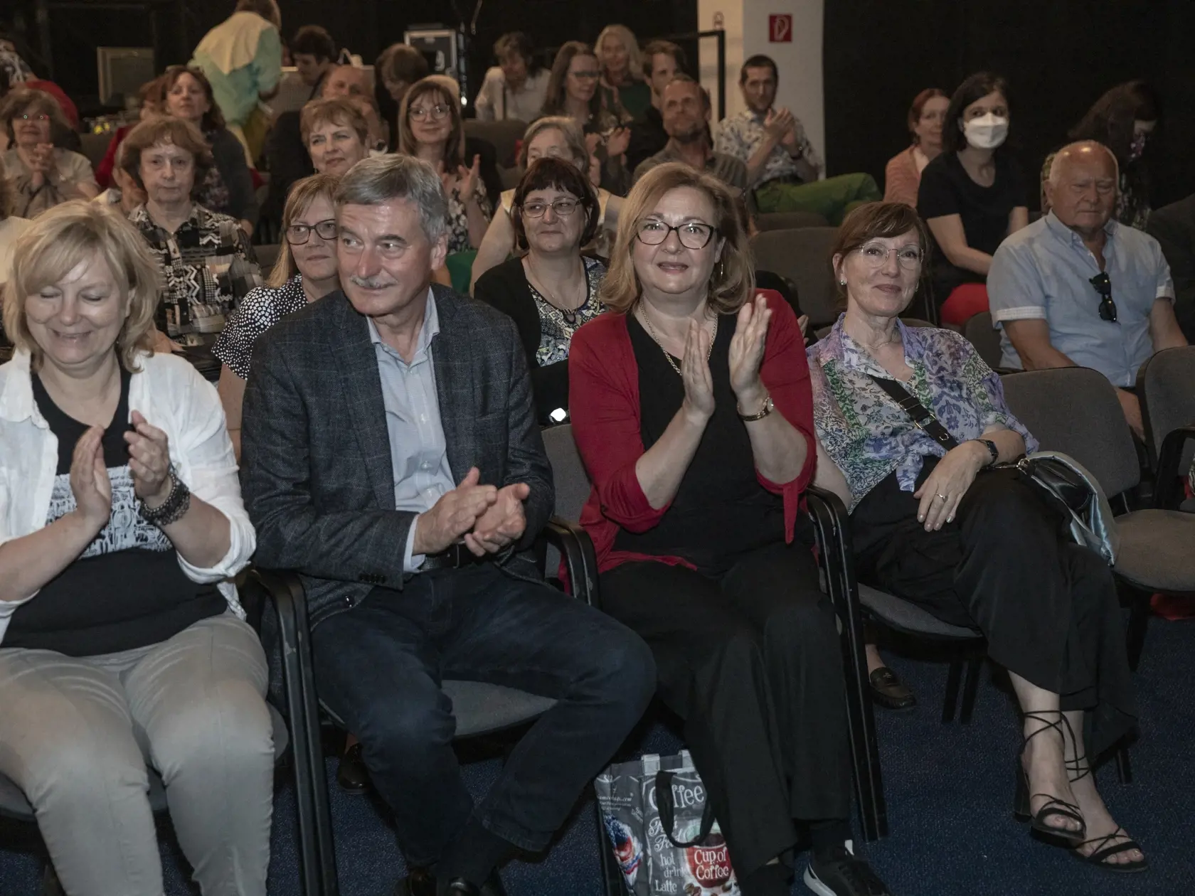 31. máj 2023: Spomienkový večer na herečku Evu Krížikovú, ktorá zomrela pred tromi rokmi. Pre obdobie covidu sa rozlúčka konala až teraz. V strede dcéra Barbora Zvaríková.
