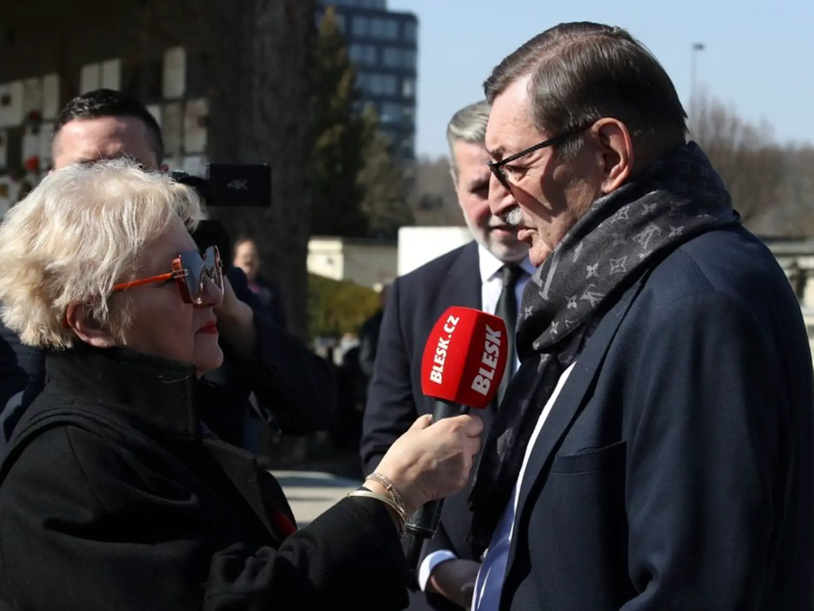 Posledná rozlúčka s hercom a spevákom Josefom Zímom (†92). Prišiel aj český hudobný skladateľ a producent Zdeněk Barták.                        