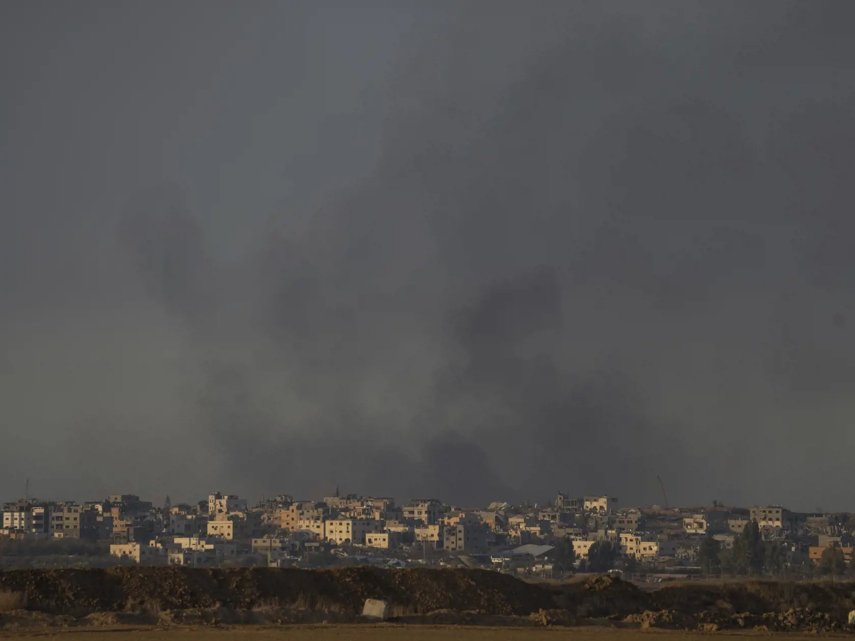 WA 31 - Dym, ktorý stúpa po výbuchu v Pásme Gazy, vidieť z juhu Izraela vo štvrtok 5. decembra 2024. FOTO TASR/AP 


Smoke rises following an explosion in the Gaza Strip as seen from southern Israel, Thursday Dec. 5, 2024.. (AP Photo/Ohad Zwigenberg)