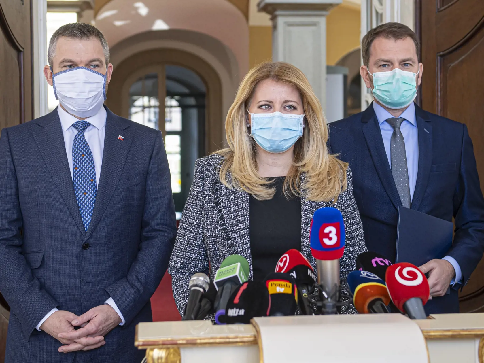Na snímke zľava predseda vlády SR Peter Pellegrini, prezidentka SR Zuzana Čaputová a predseda hnutia OĽaNO Igor Matovič hovoria s novinármi po spoločnom stretnutí k aktuálnym témam. Ustanovujúca schôdza Národnej rady (NR) SR bude v piatok 20. marca. Dosluhujúca vláda vtedy podá demisiu, novú vládu vymenuje prezidentka SR Zuzana Čaputová v sobotu (21. 3.). Informovala o tom prezidentka Čaputová po pondelkovom stretnutí s dosluhujúcim premiérom Petrom Pellegrinim (Smer-SD) a lídrom OĽaNO Igorom Matovcom.