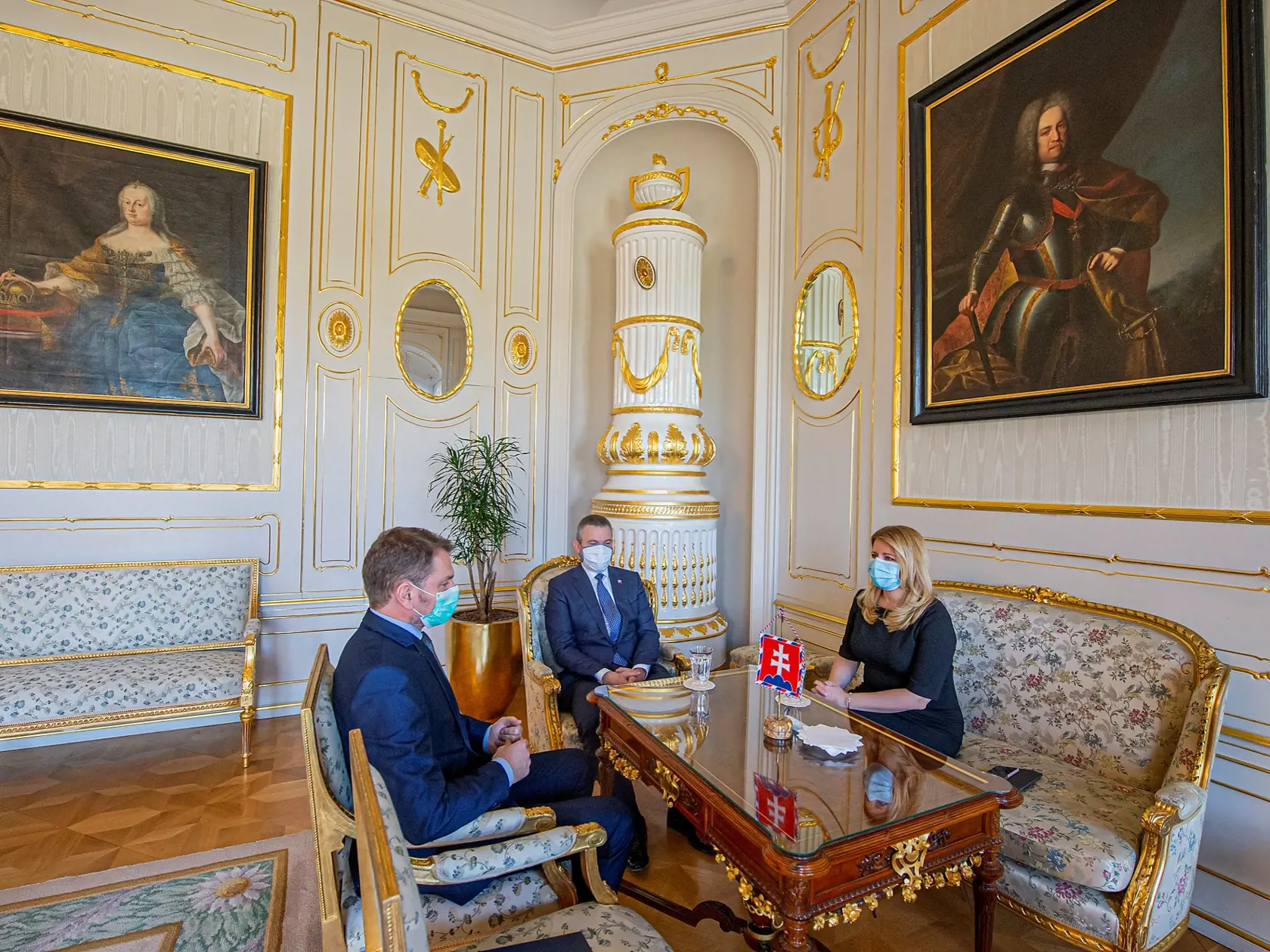 Prezidentka SR Zuzana Čaputová sa stretla s predsedom vlády SR Petrom Pellegrinim (uprostred) a predsedom hnutia OĽaNO Igorom Matovičom (vľavo) v Prezidentskom paláci 16. marca 2020 v Bratislave.