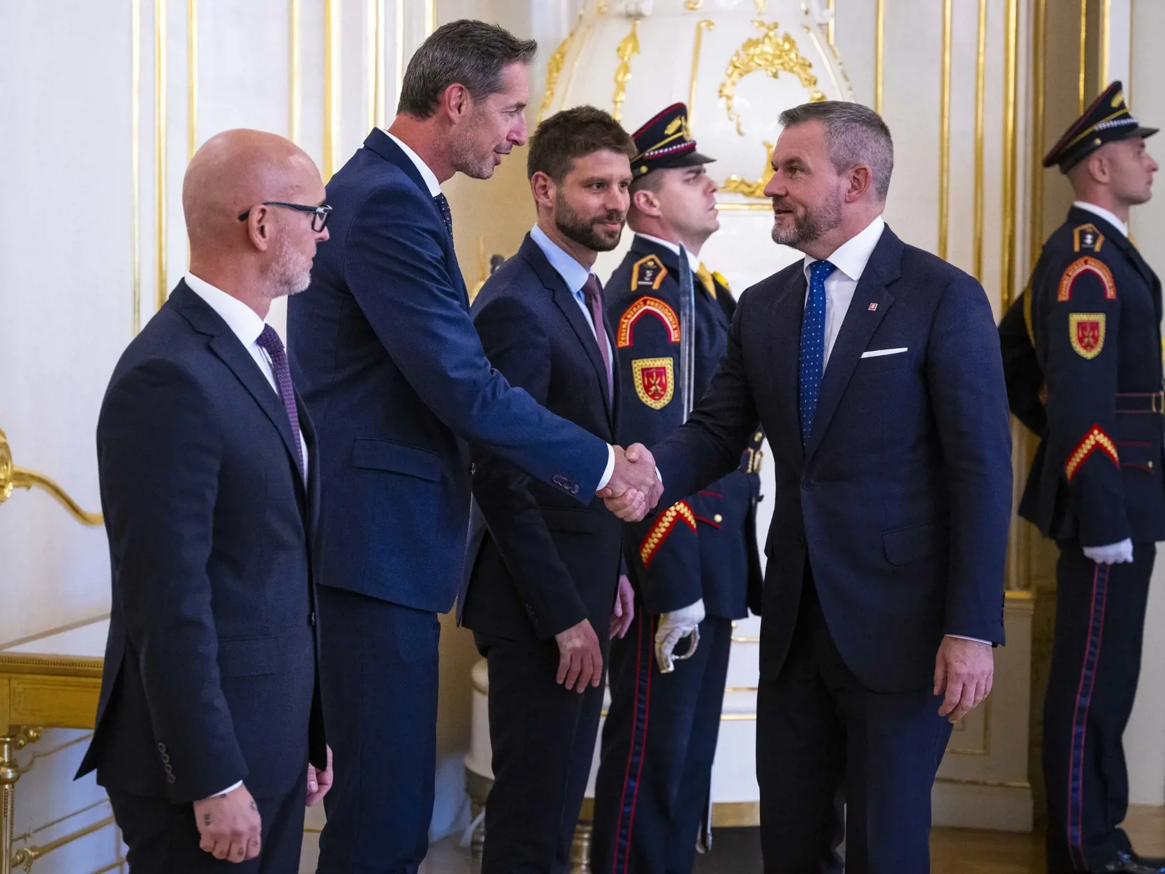 Na snímke zľava predseda strany Sloboda a solidarita (SaS) Branislav Gröhling, predseda Kresťanskodemokratického hnutia (KDH) Milan Majerský, predseda hnutia Progresívne Slovensko (PS) Michal Šimečka a prezident SR Peter Pellegrini  počas prijatia v Prezidentskom paláci 17. septembra 2024 v Bratislave.