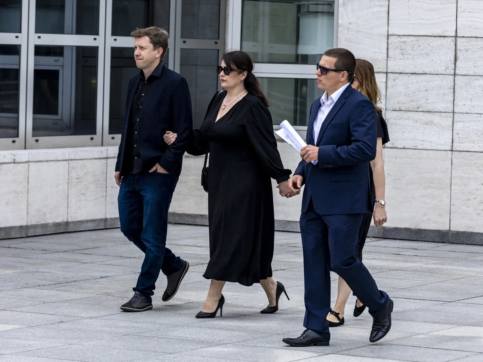 Na snímke je príchod kolegov hercov na poslednú rozlúčku s Danielom Heribanom. Na snímke je Zuzana Kubovčíková Šebová, Michal Kubovčík, Petra Polnišová a Juraj Brocko. 