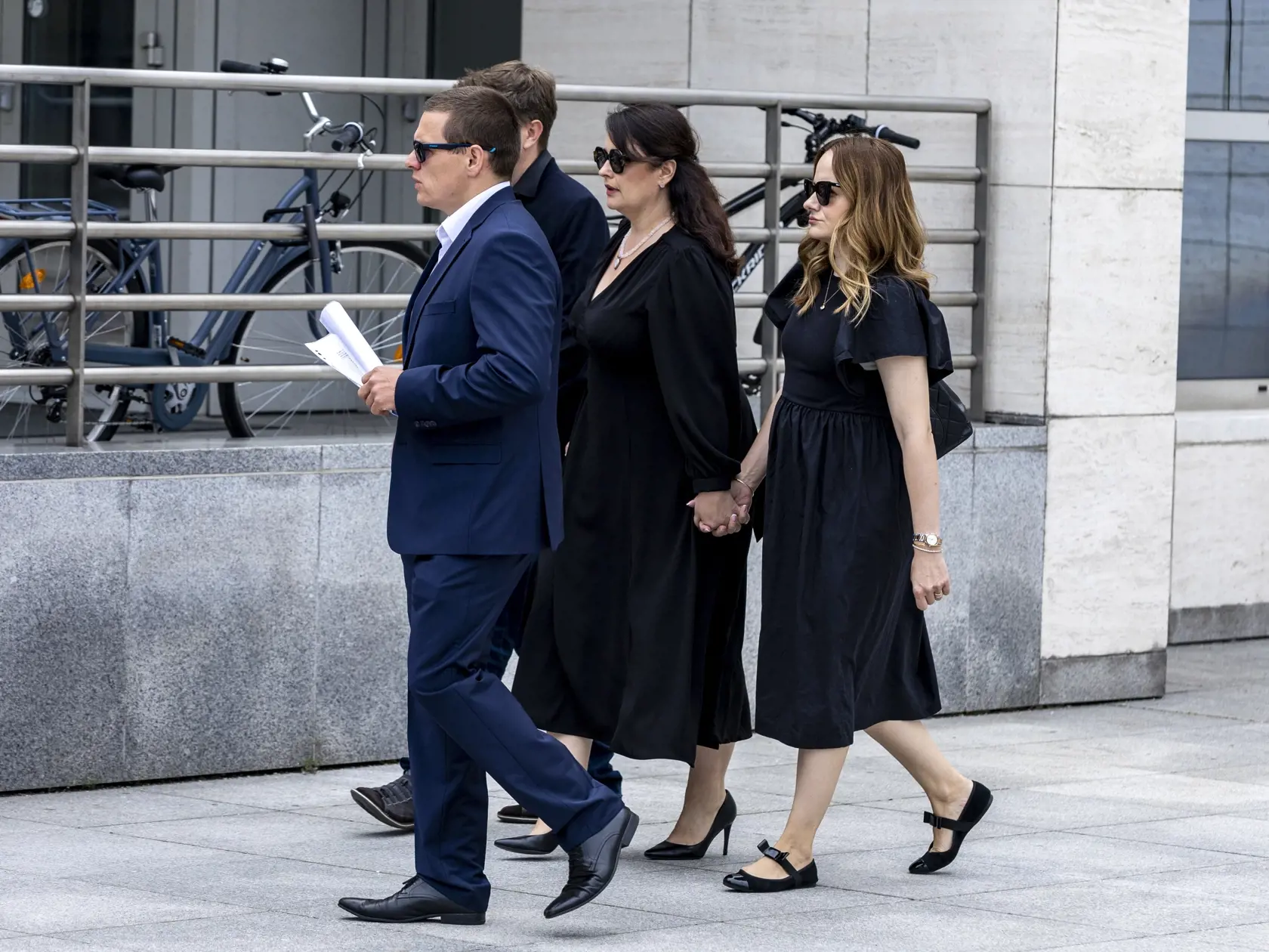 Na snímke je príchod kolegov hercov na poslednú rozlúčku s Danielom Heribanom. na snímke je Zuzana Kubovčíková Šebová, Michal Kubovčík, Petra Polnišová a Juraj Brocko.  